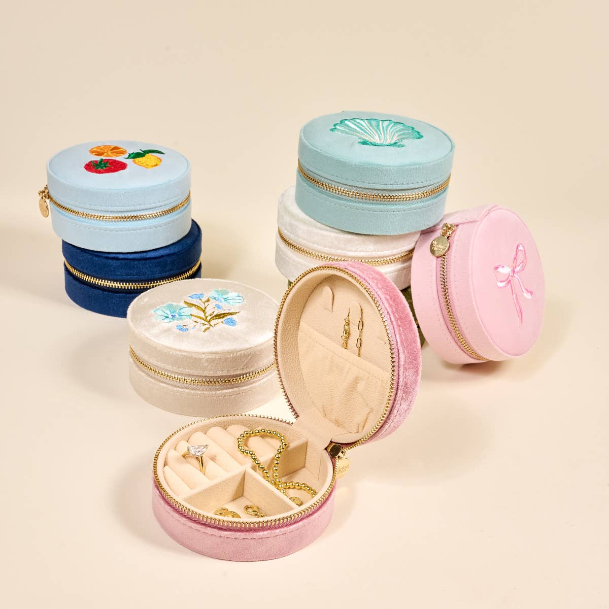 The Darling Effect - Round Velvet Jewelry Case–Bride