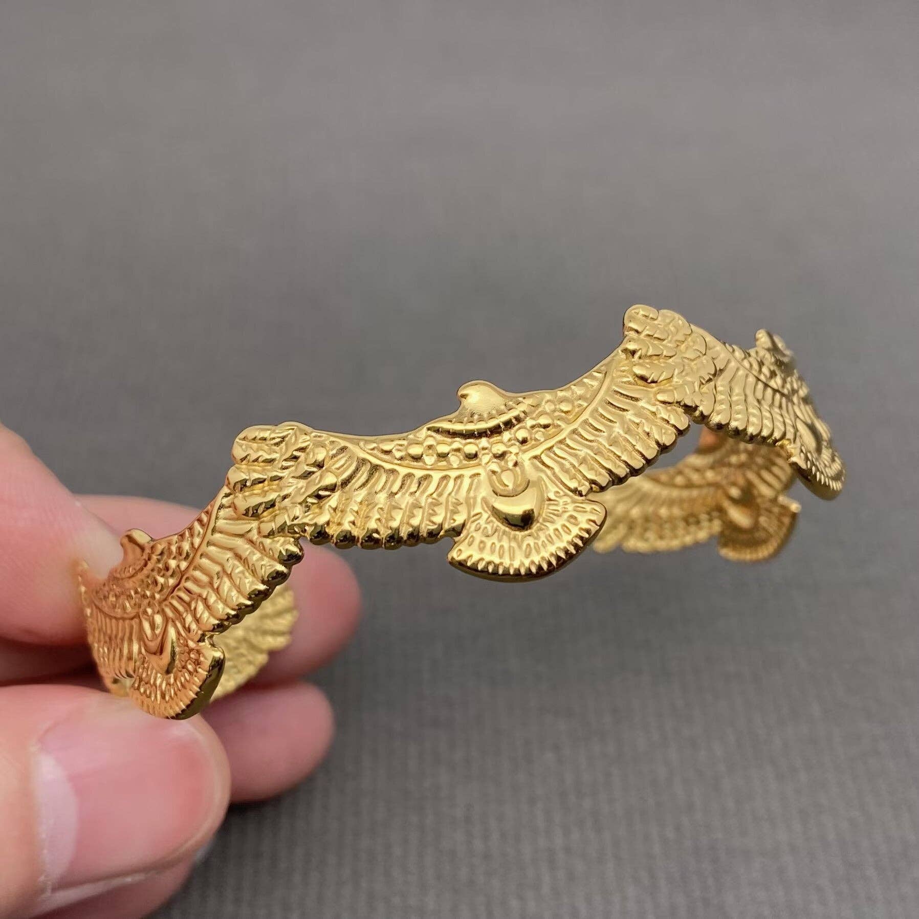 Mio Queena - Pigeon 18K Gold Plated Stainless Steel Adjustable Cuff - FGS