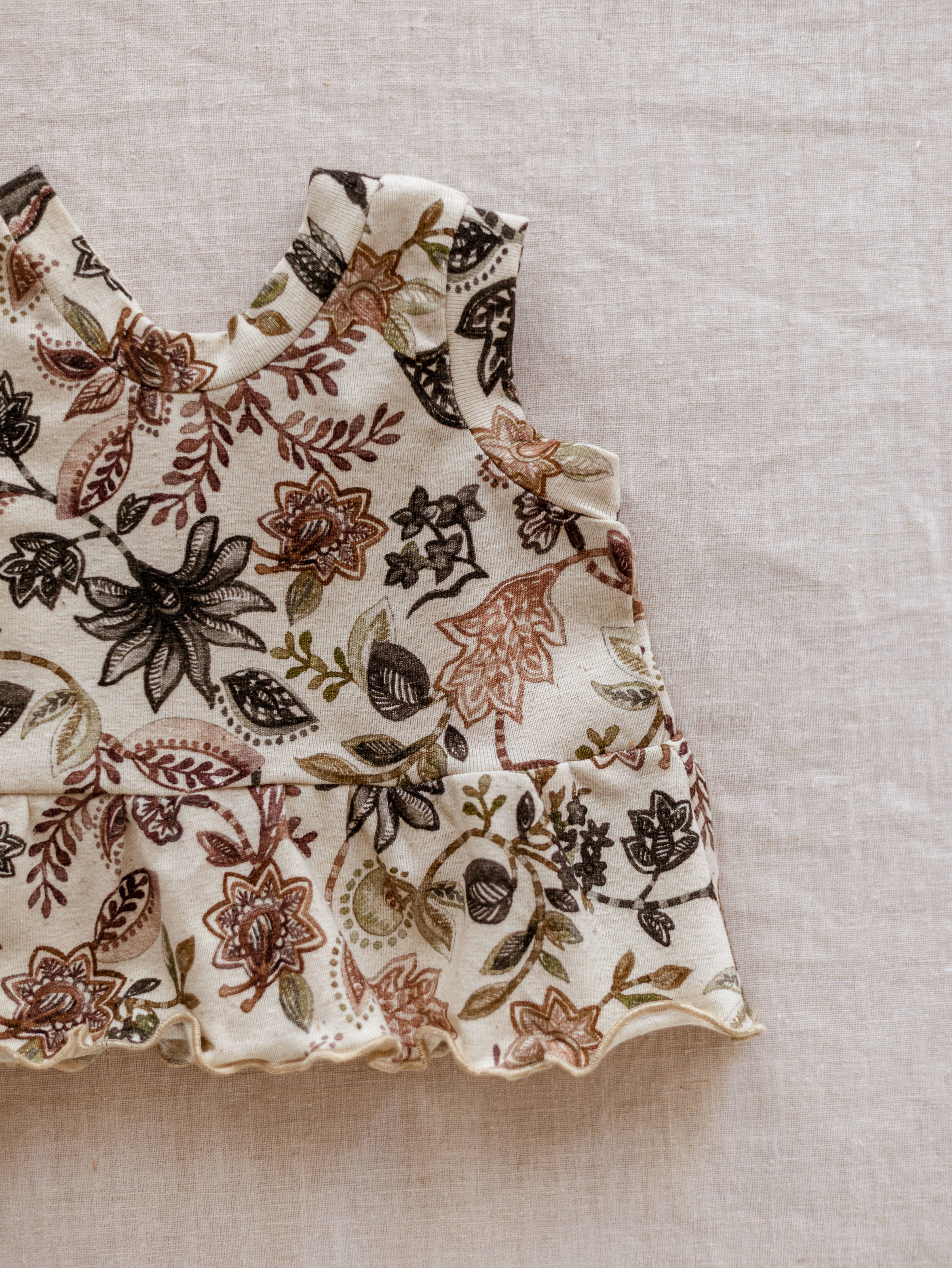 PETITE EvelinaApparel - Ruffle top / Linen Floral - Chocolate Mauve