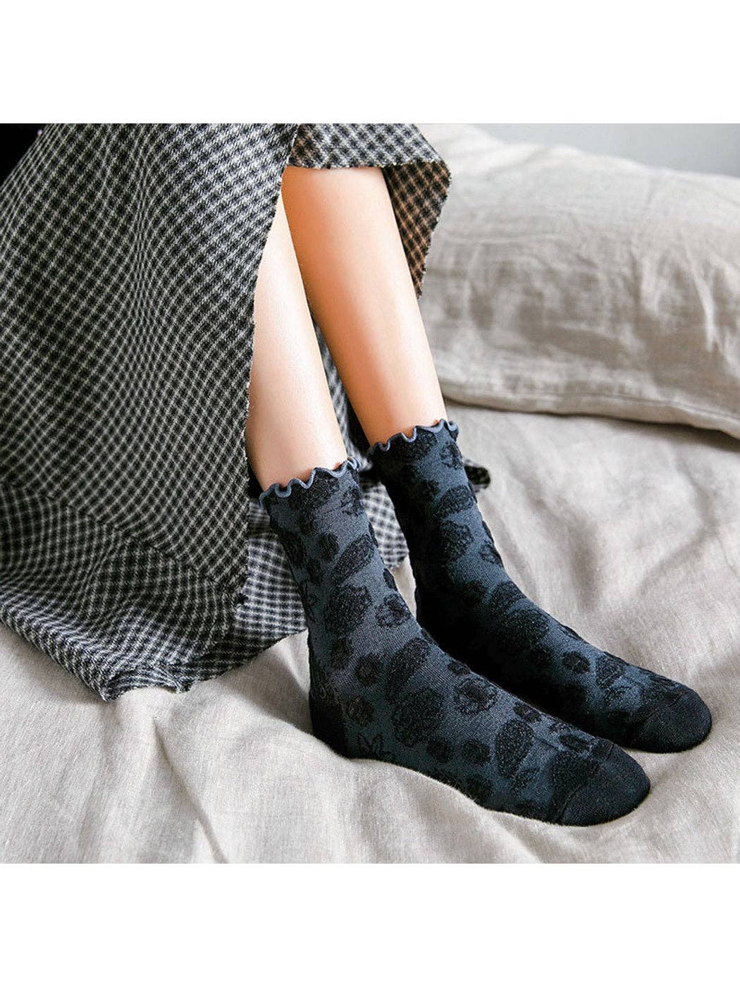 Funkyrel® Atzbranding Limited - Rufia - Scalloped Trim Floral Pattern Crew Socks