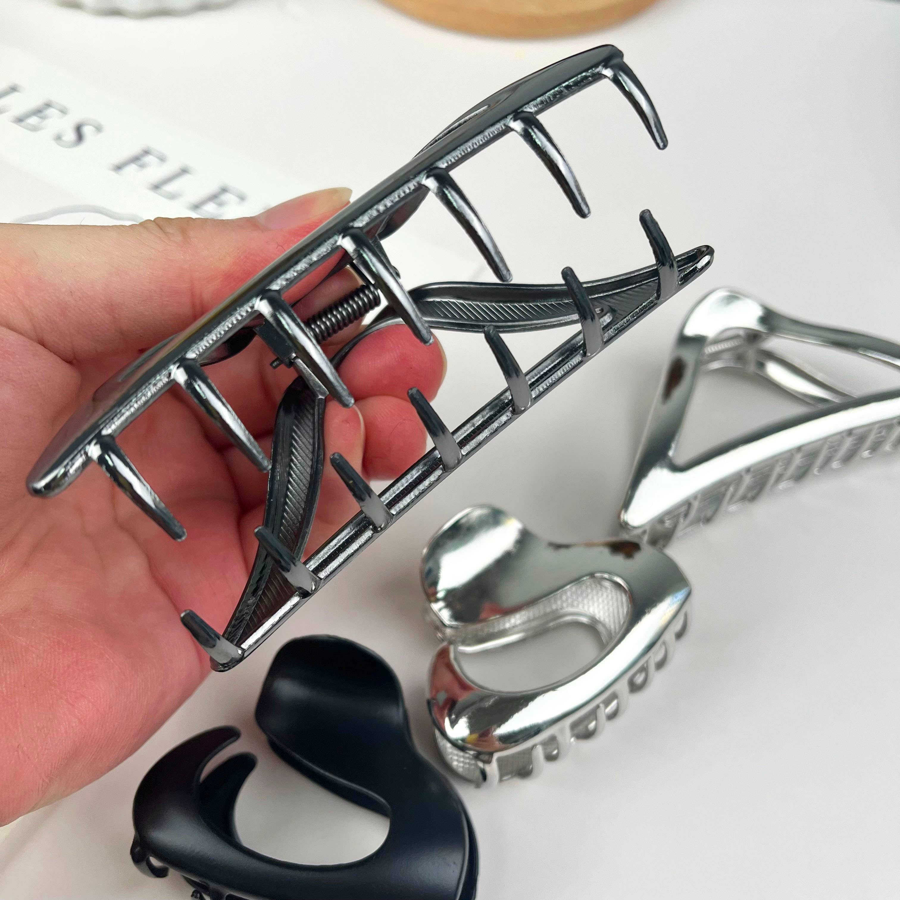 SoapElenGlen - Hollow irregular claw clip triangle metal big hair clip