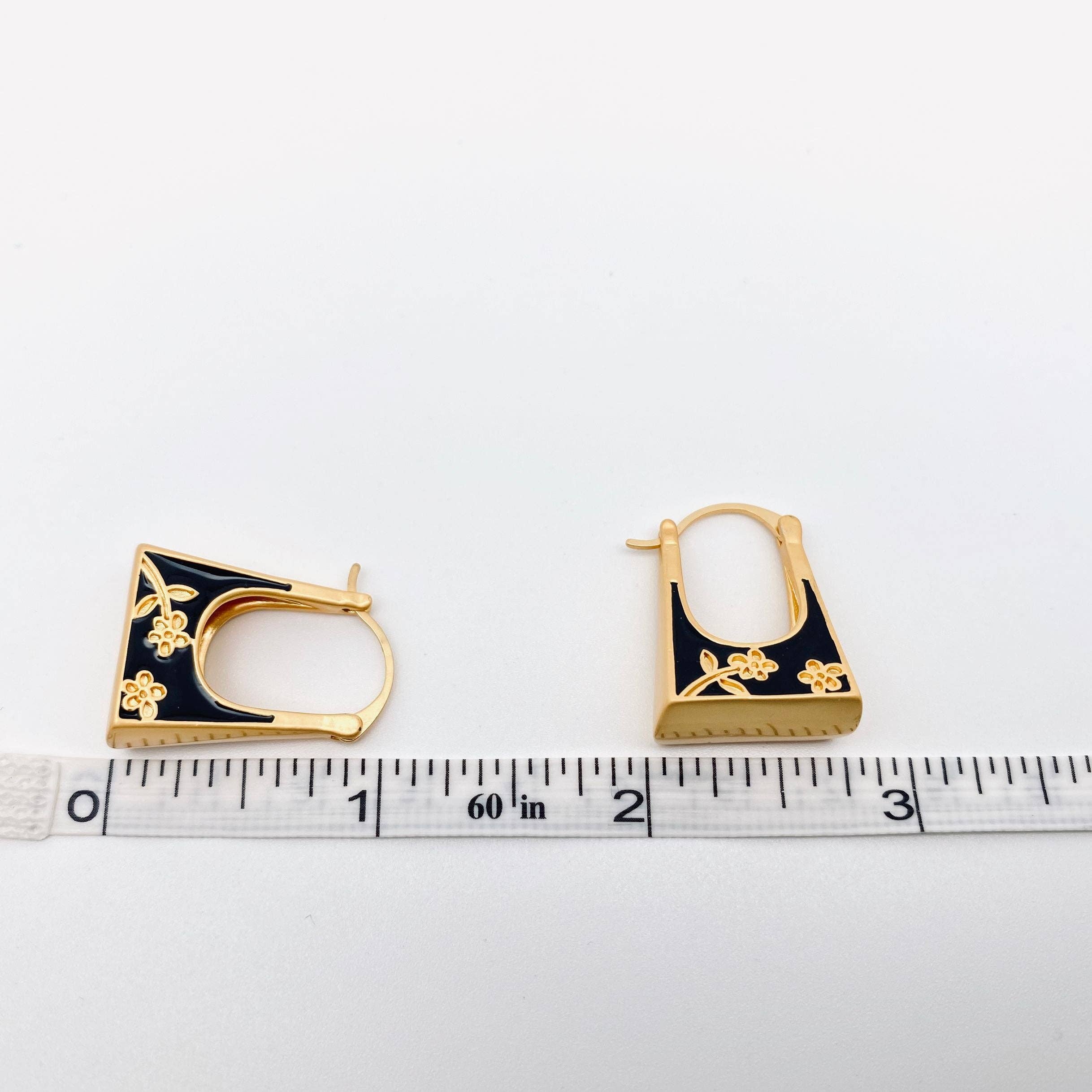 Mio Queena - Black Enamel Carved Flower Bag Design Huggie Earrings