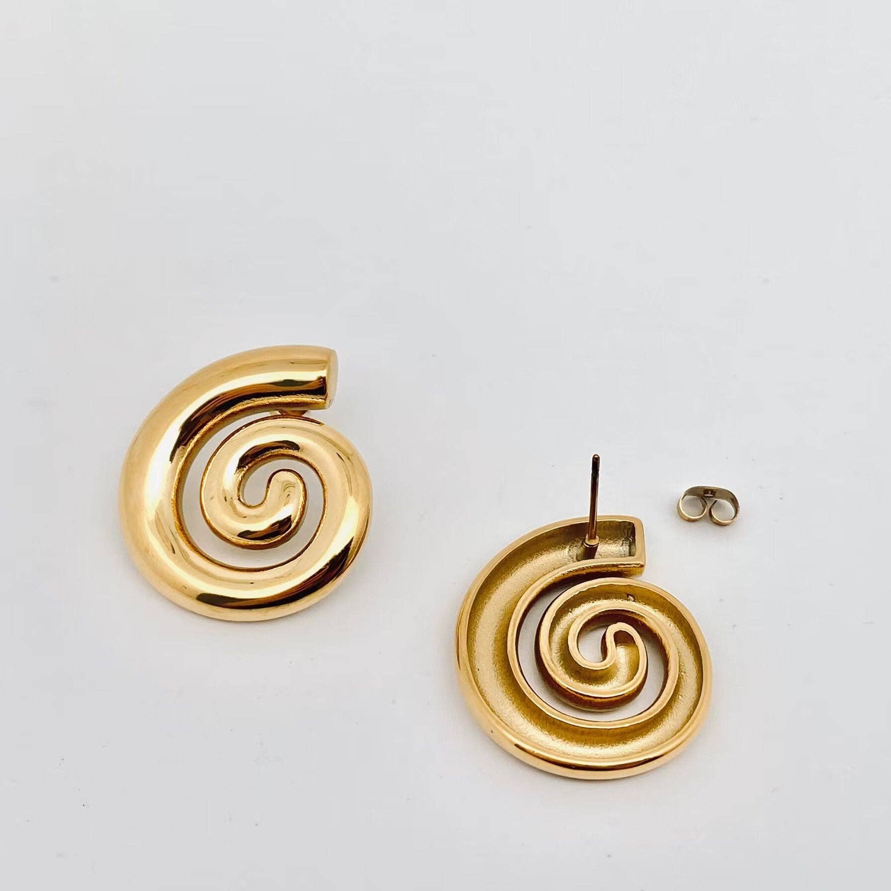 Mio Queena - Conch Shape 18K Gold Plated Stainless Steel Earrings - FGS