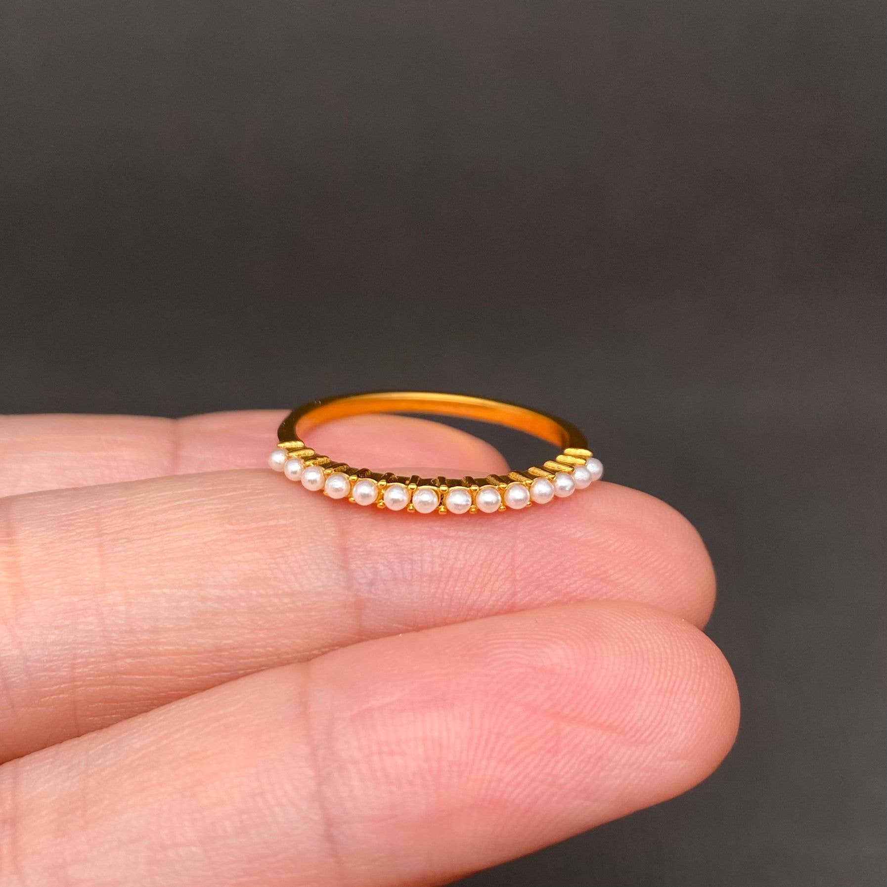 Mio Queena - Small Pearl Inlaid 18K Gold Plated Stainless Steel Ring -FGS