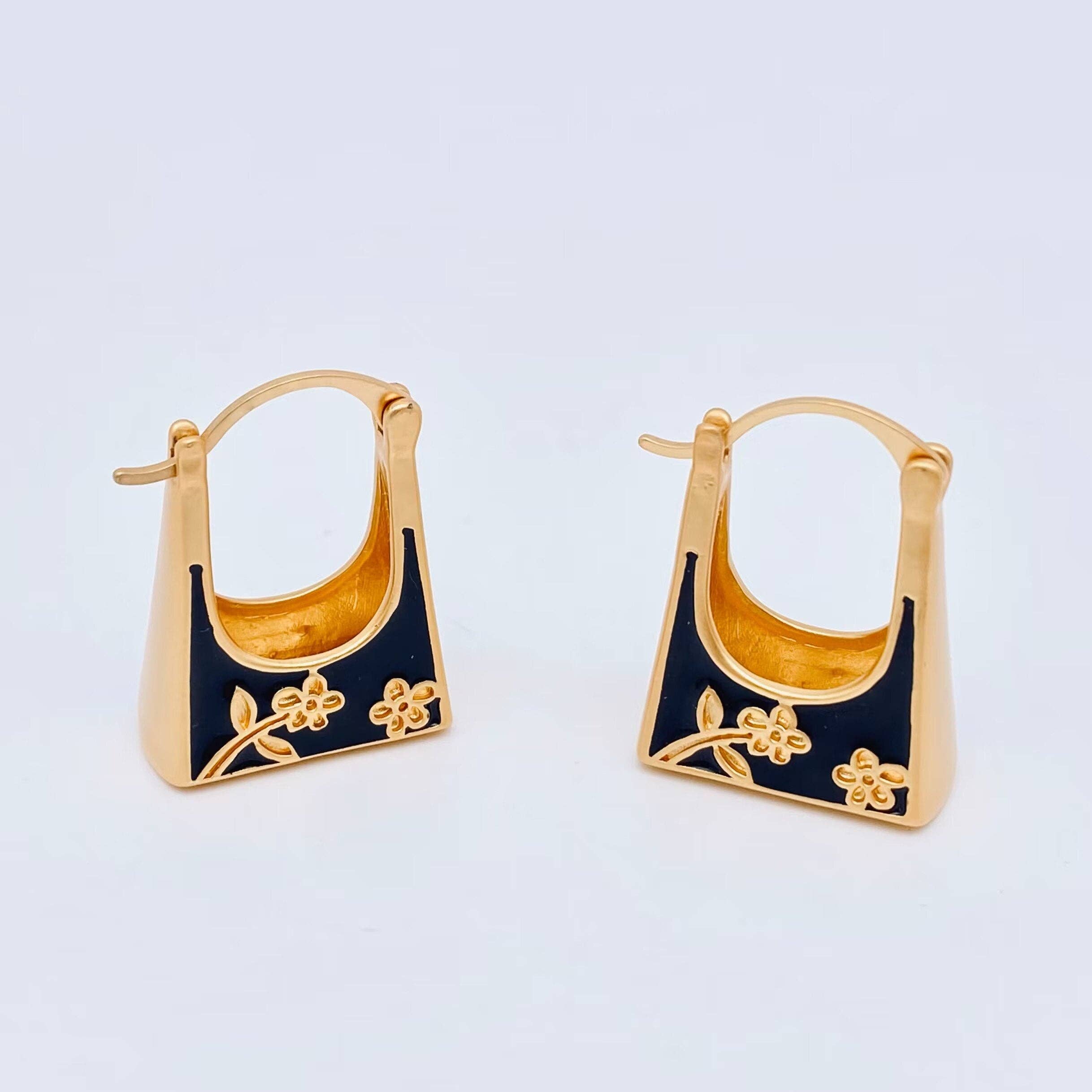 Mio Queena - Black Enamel Carved Flower Bag Design Huggie Earrings