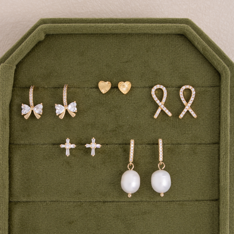 Splendid Iris - Baguette Cross Studs On Velvet Gift Tag