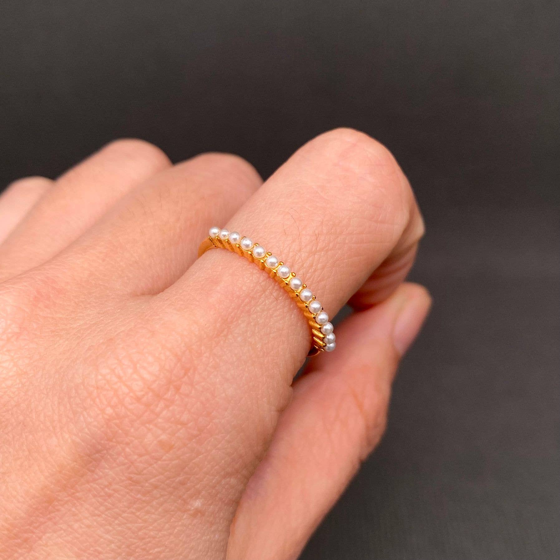 Mio Queena - Small Pearl Inlaid 18K Gold Plated Stainless Steel Ring -FGS