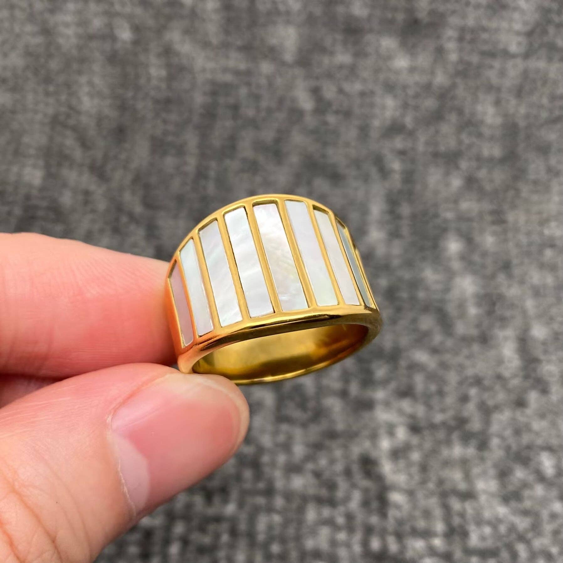 Mio Queena - Inlaid Bar Shell 18K Gold Plated Stainless Steel Ring - FGS