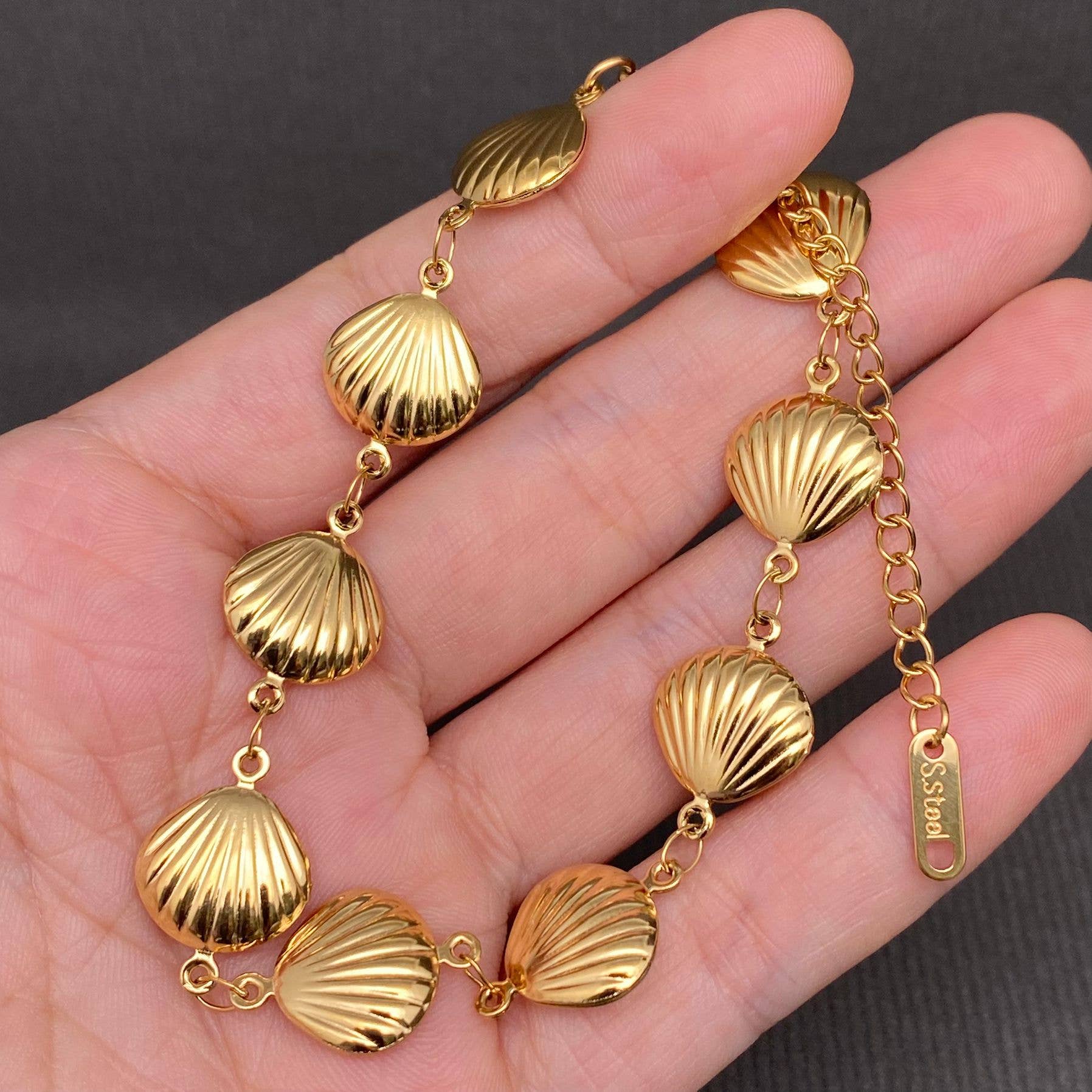 Mio Queena - Scallop Linked 18K Gold Plated Stainless Steel Bracelet
