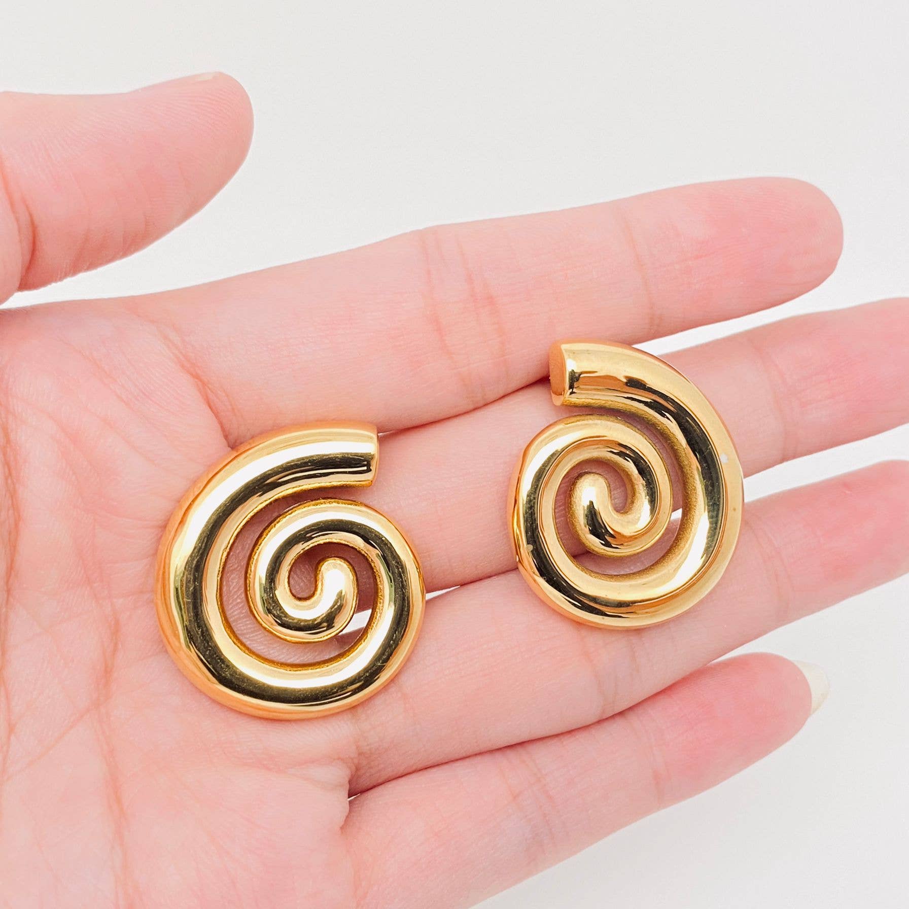 Mio Queena - Conch Shape 18K Gold Plated Stainless Steel Earrings - FGS