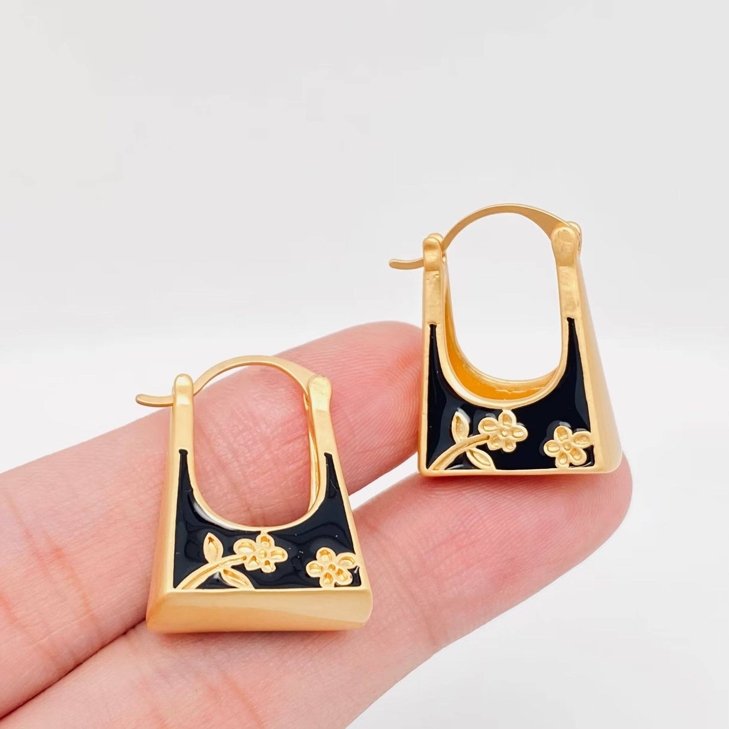 Mio Queena - Black Enamel Carved Flower Bag Design Huggie Earrings