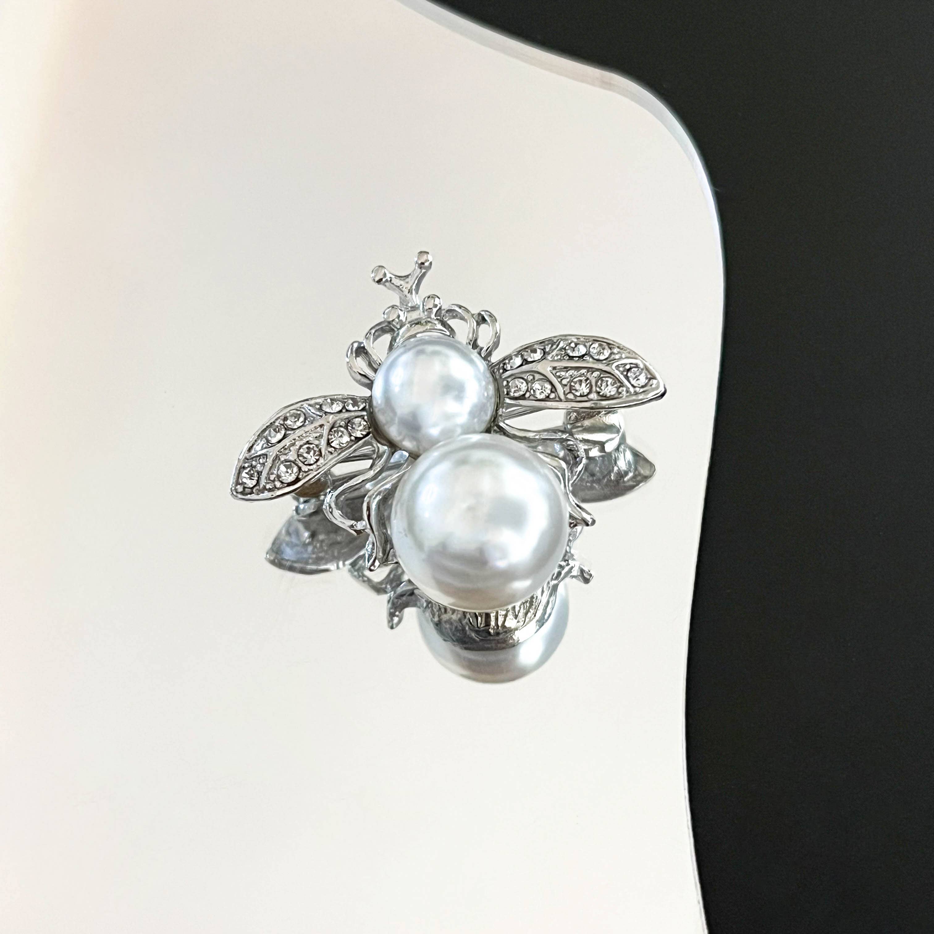 SoapElenGlen - Elegant Rhinestone Bee Brooch, Luxury Insect Lapel Pin