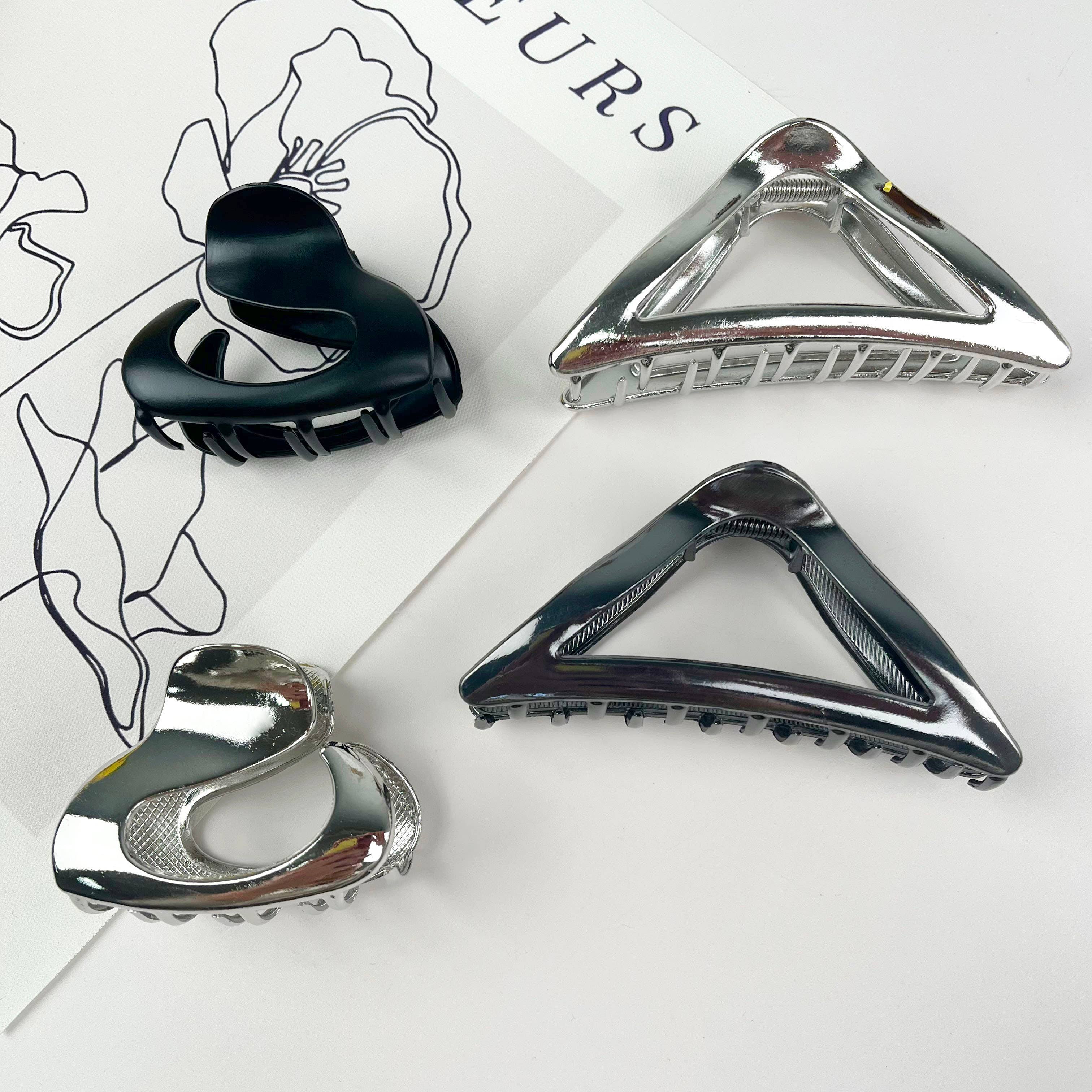 SoapElenGlen - Hollow irregular claw clip triangle metal big hair clip