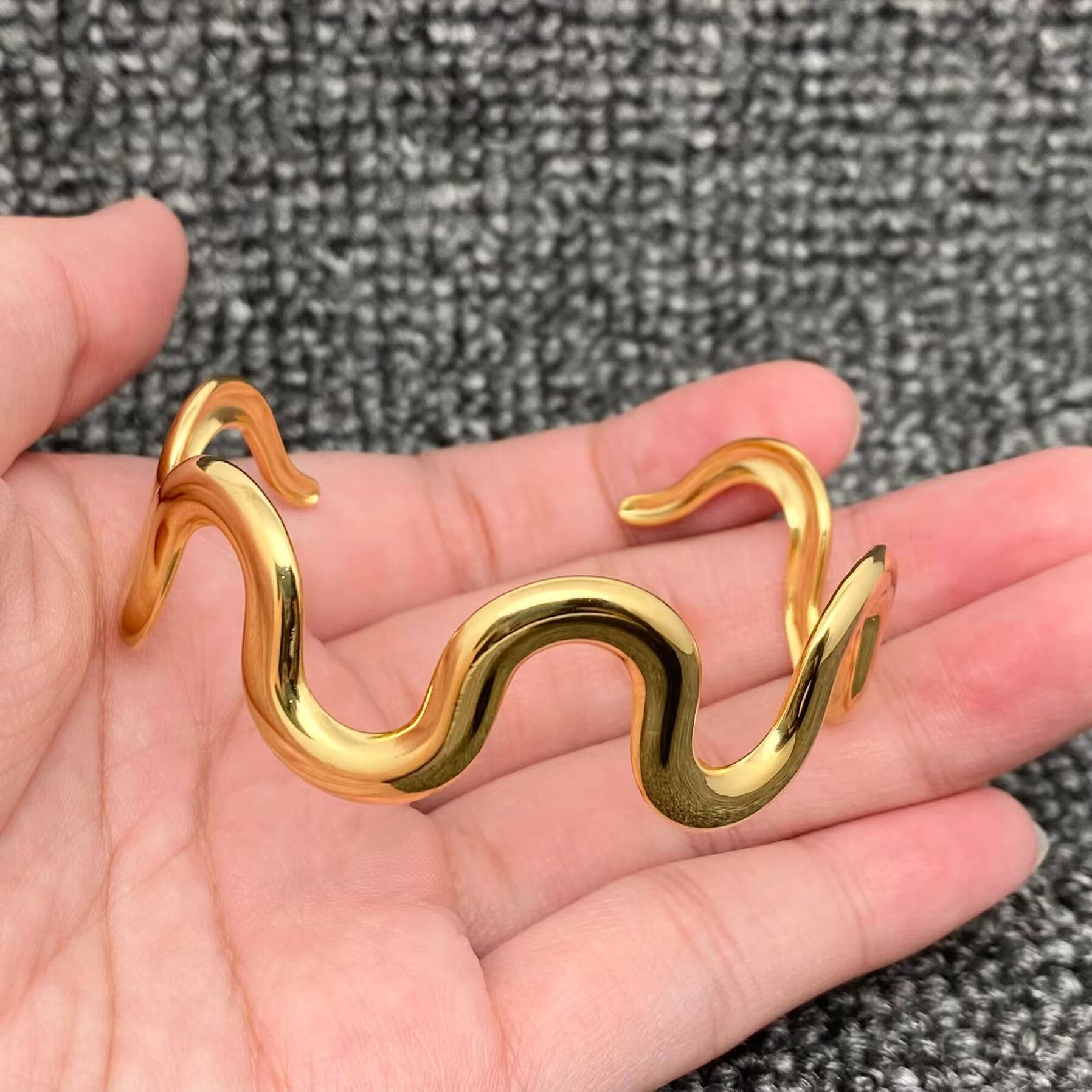 Mio Queena - 18K Gold Plated Stainless Steel Geometric Wave Cuff - FGS
