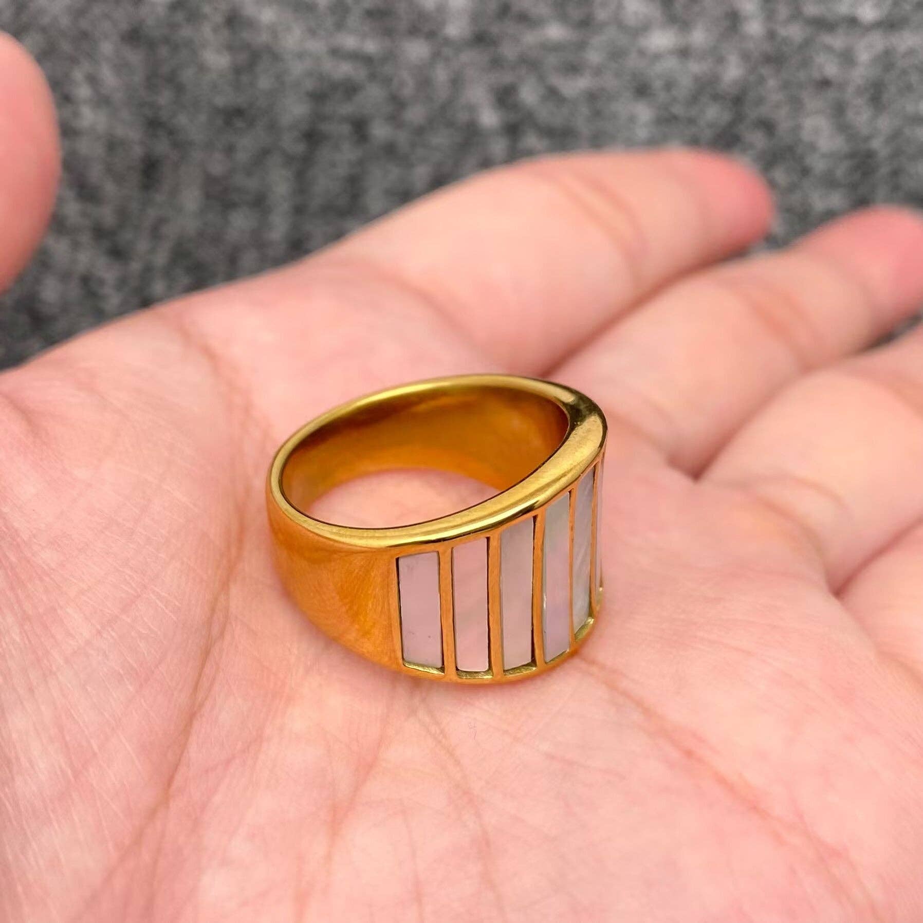 Mio Queena - Inlaid Bar Shell 18K Gold Plated Stainless Steel Ring - FGS
