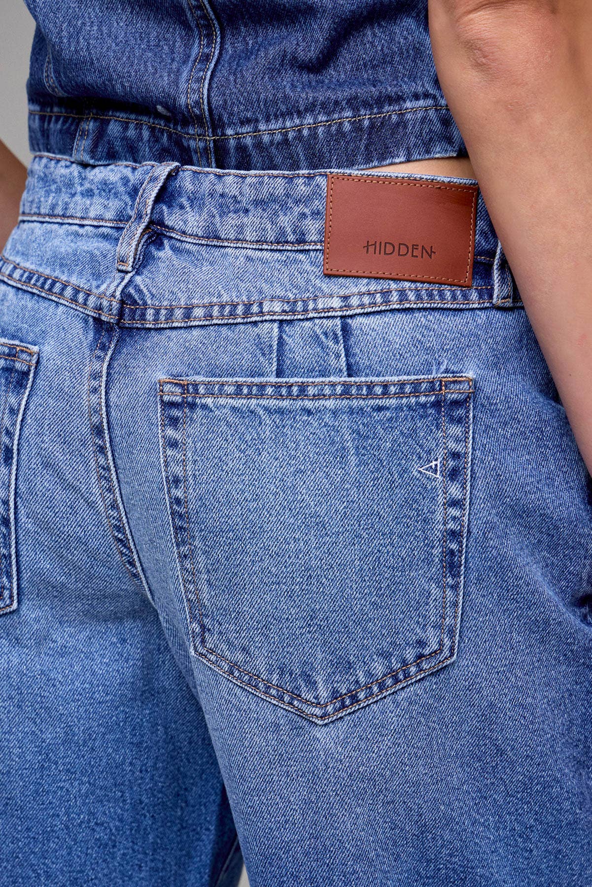 Hidden Jeans - Medium Wash Classic Clean Low Slung Baggy