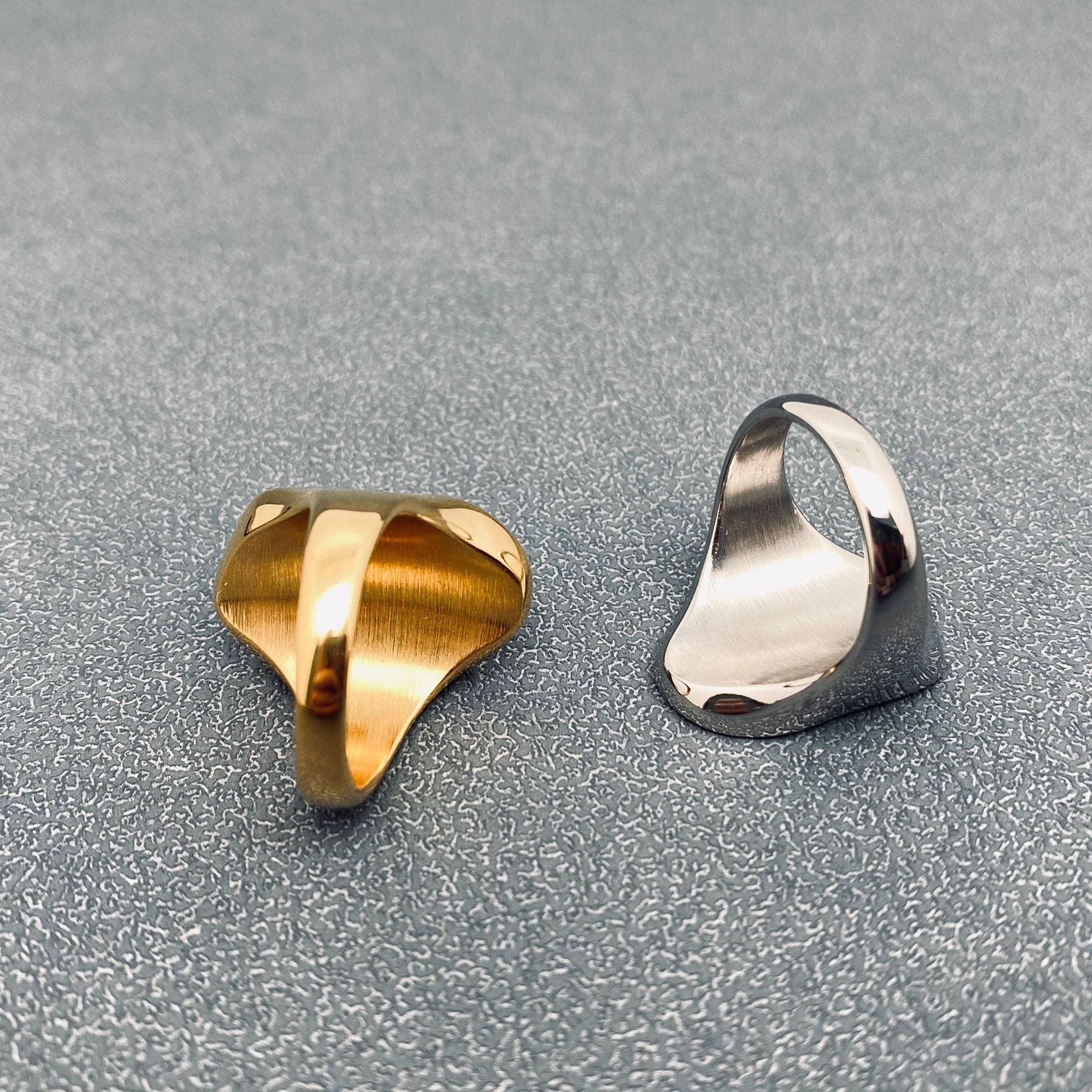 Mio Queena - Shell Geometric 18K Gold Plated Stainless Steel Ring - FGS