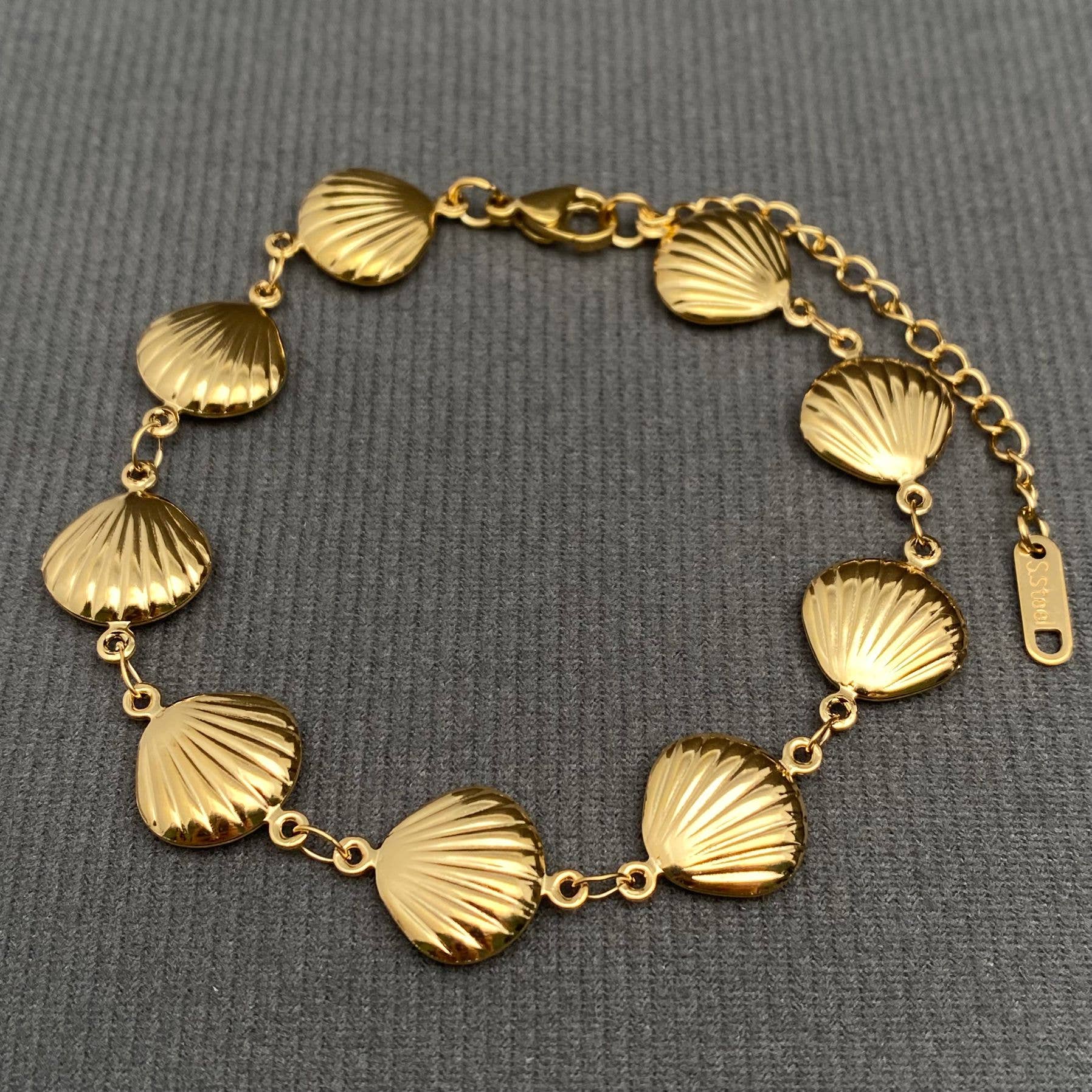Mio Queena - Scallop Linked 18K Gold Plated Stainless Steel Bracelet