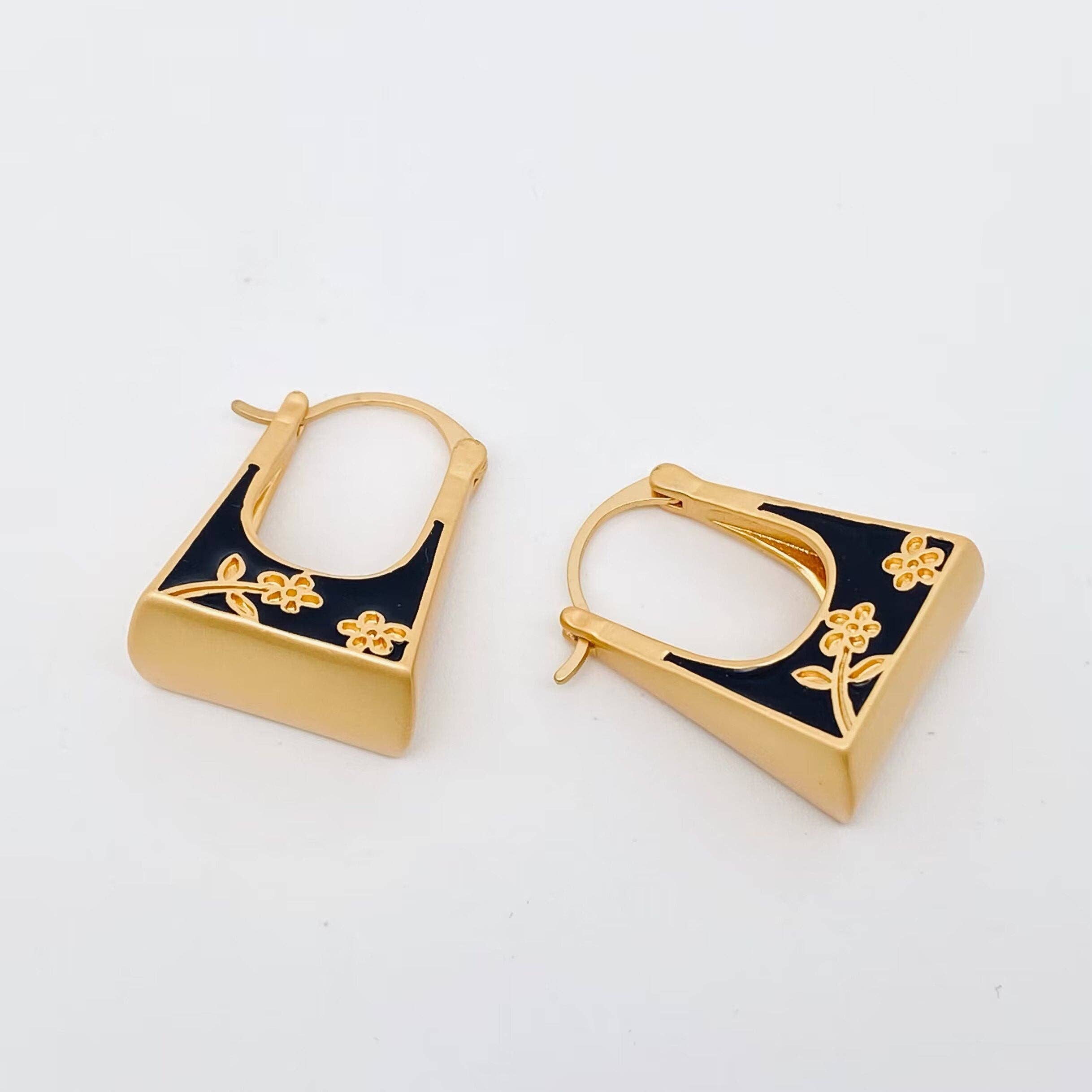 Mio Queena - Black Enamel Carved Flower Bag Design Huggie Earrings