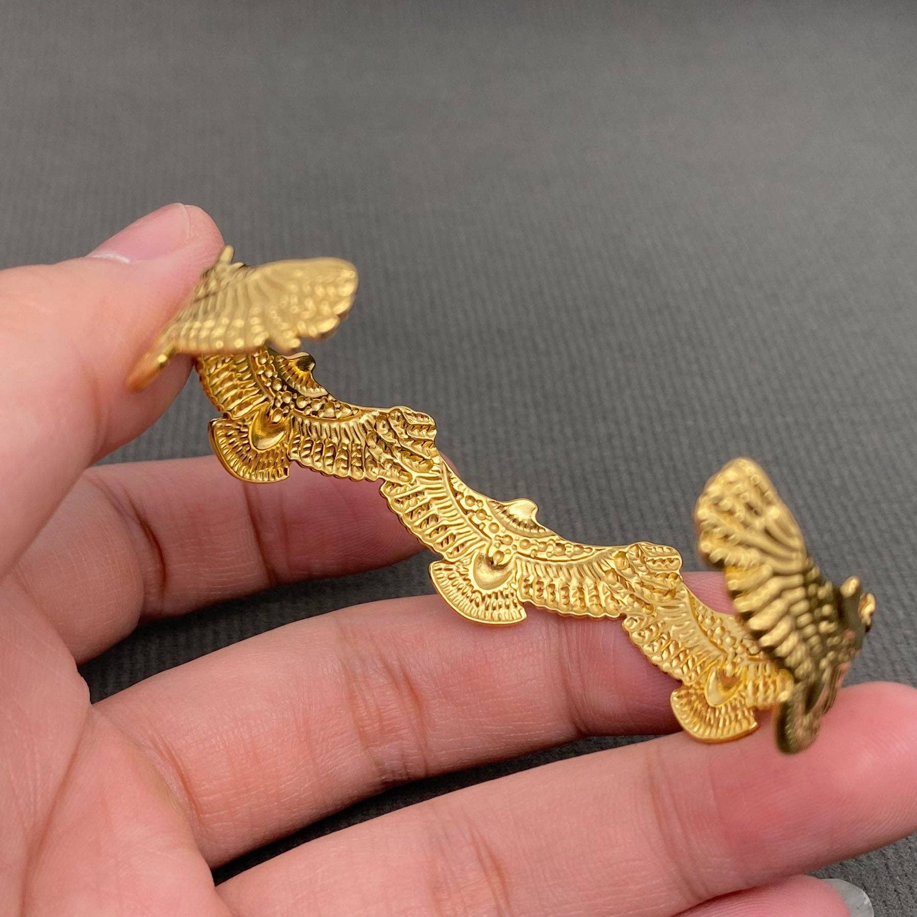 Mio Queena - Pigeon 18K Gold Plated Stainless Steel Adjustable Cuff - FGS