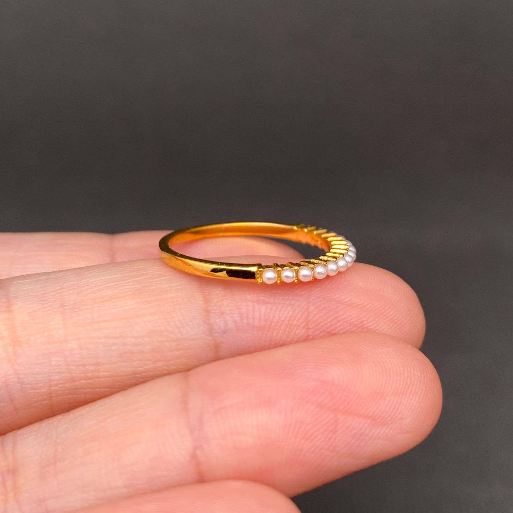 Mio Queena - Small Pearl Inlaid 18K Gold Plated Stainless Steel Ring -FGS