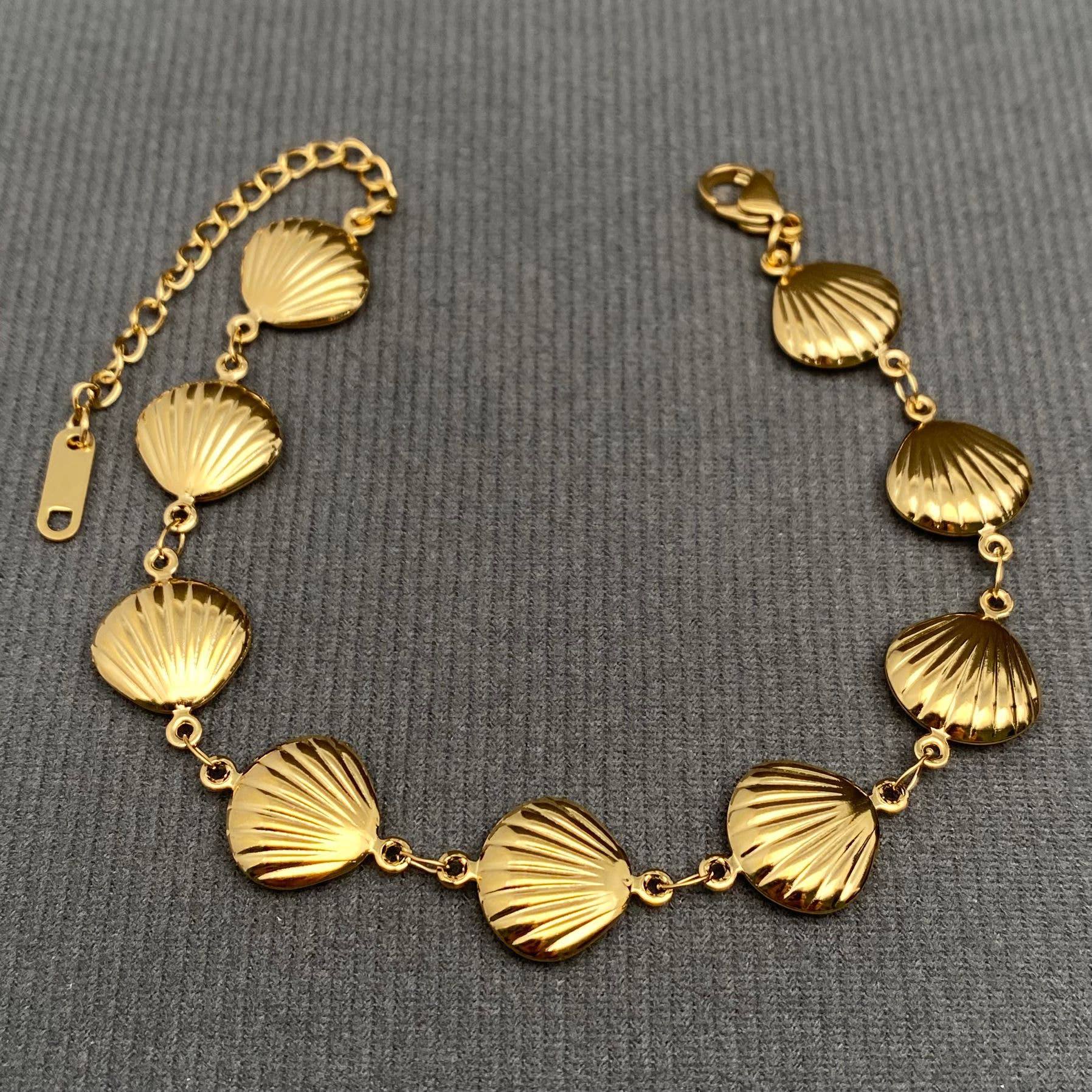 Mio Queena - Scallop Linked 18K Gold Plated Stainless Steel Bracelet