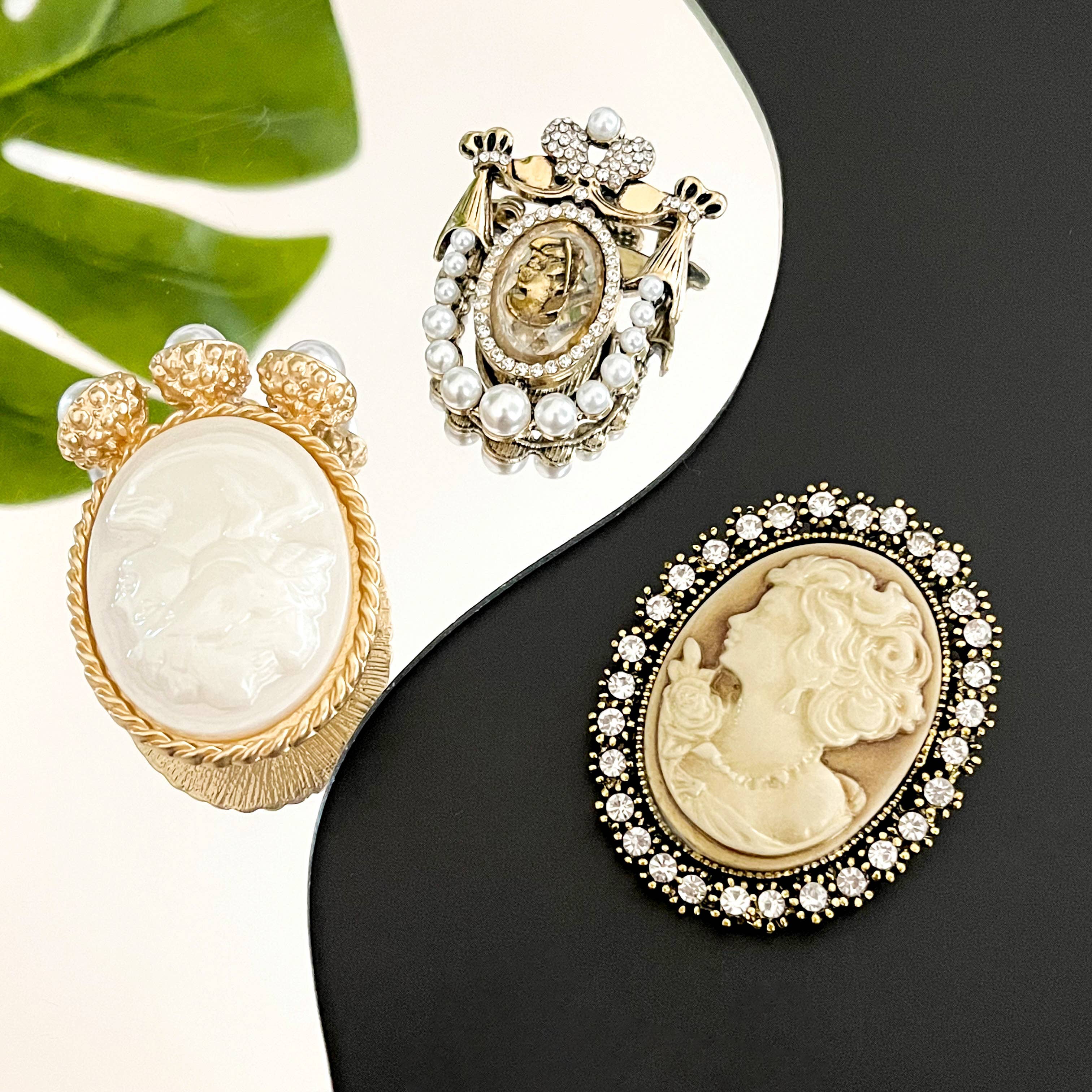 SoapElenGlen - Vintage Portrait Oval Metal Brooch, Classic Cameo-Style Pin
