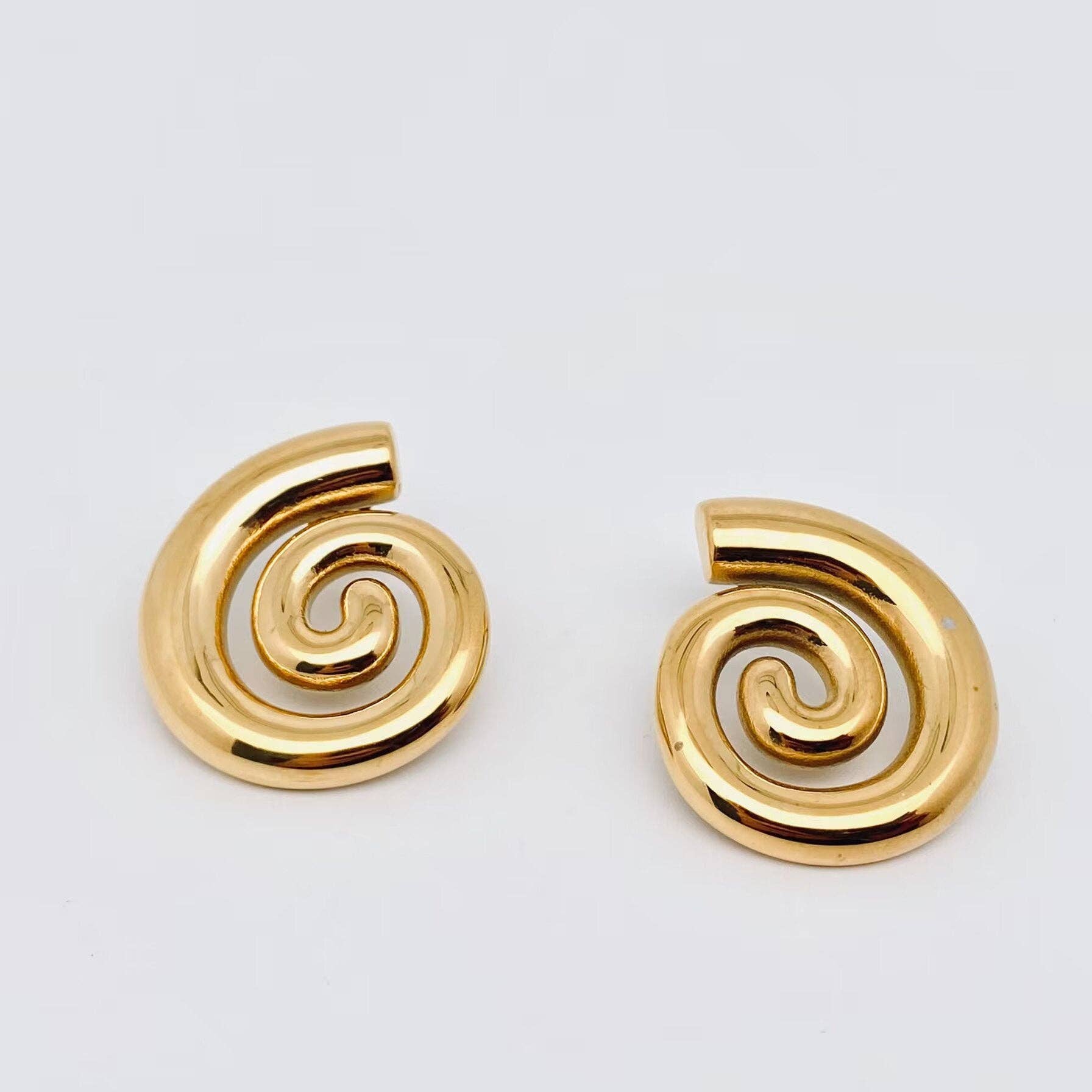 Mio Queena - Conch Shape 18K Gold Plated Stainless Steel Earrings - FGS