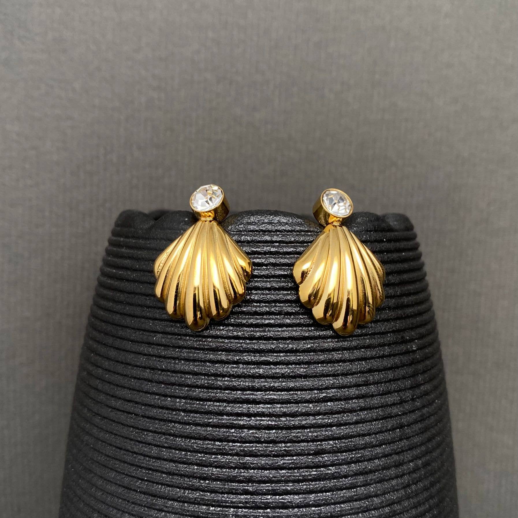 Mio Queena - Zircon Inlaid Scallop 18K Gold Plated S.Steel Earrings - FGS