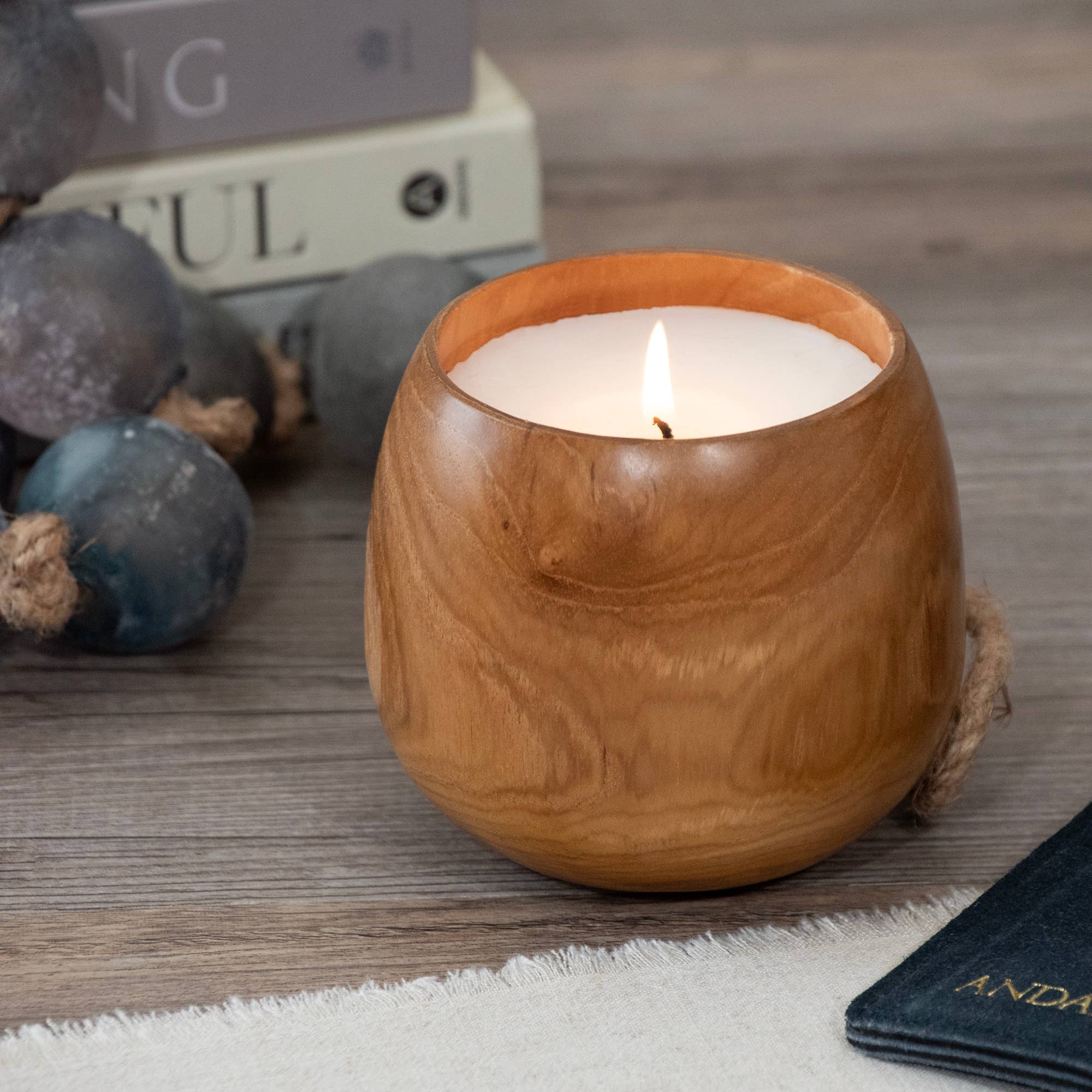 Andaluca teakwood candle