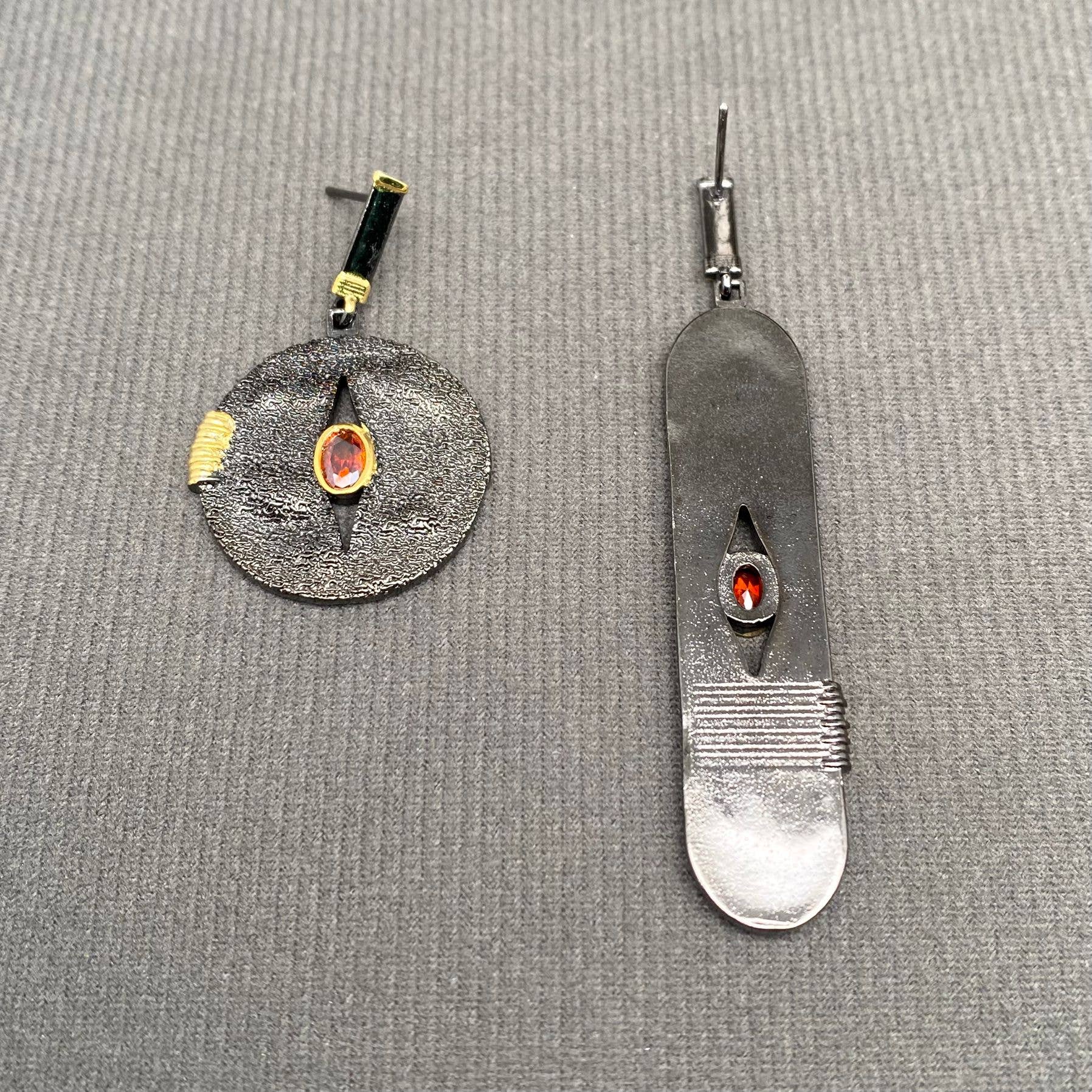 Mio Queena - Zircon Inlaid Asymmetric Black Geometric Earrings