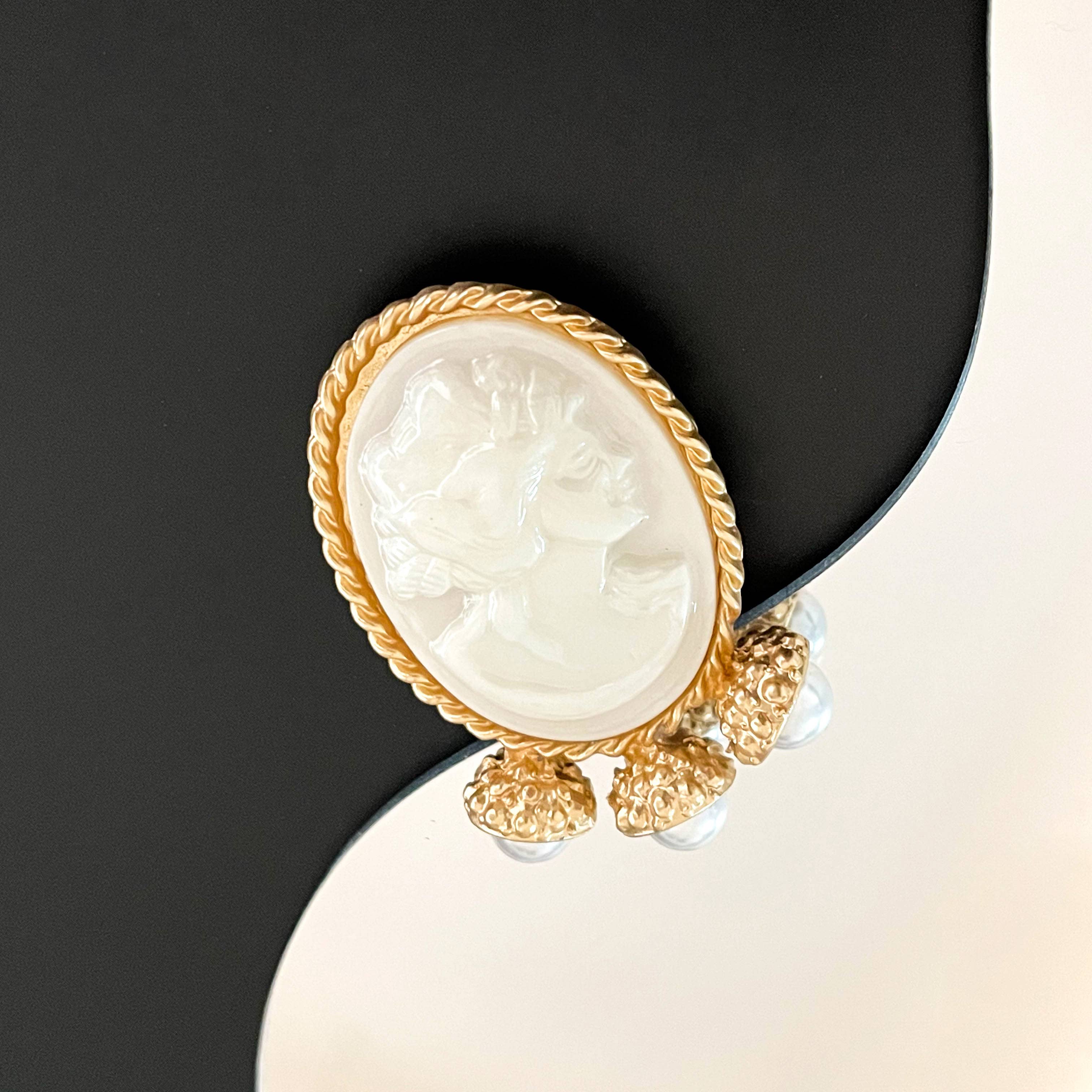 SoapElenGlen - Vintage Portrait Oval Metal Brooch, Classic Cameo-Style Pin