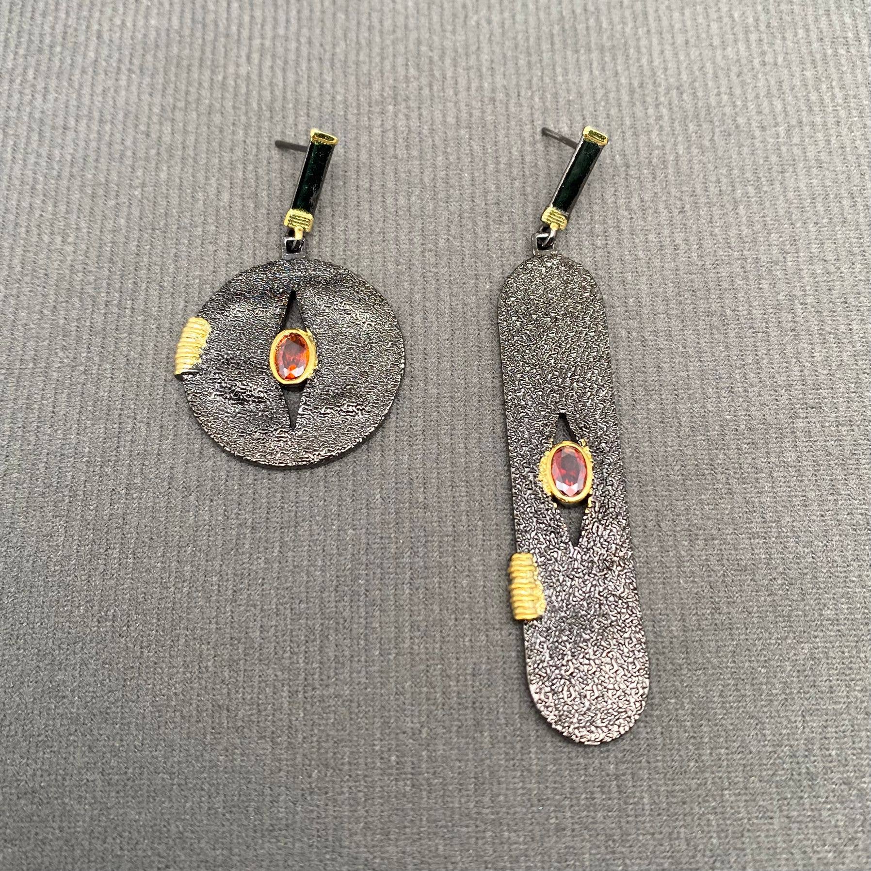 Mio Queena - Zircon Inlaid Asymmetric Black Geometric Earrings