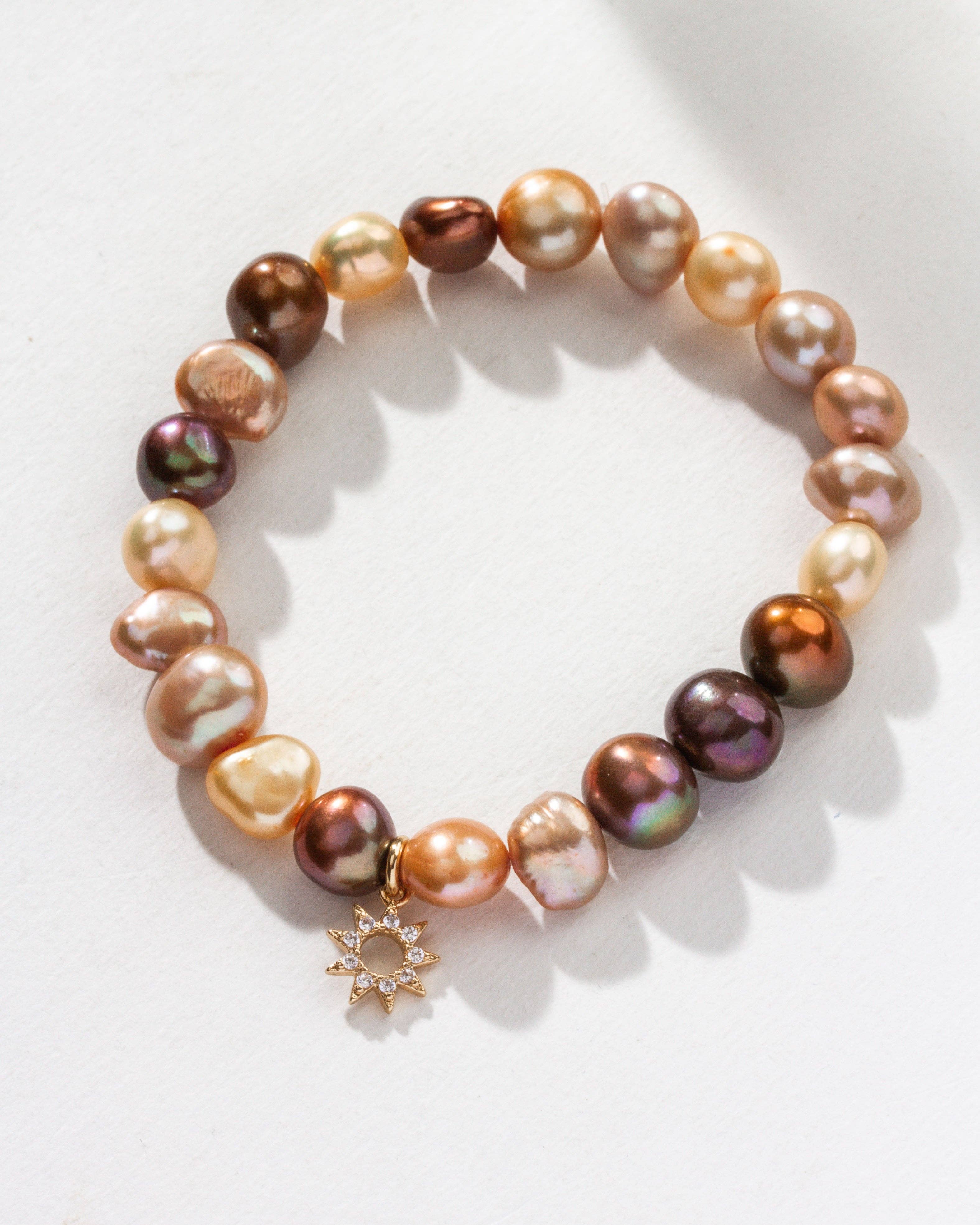 Luna Norte - Sunny Shores Charm Stretch Bracelet- Cultured Freshwater Pearl