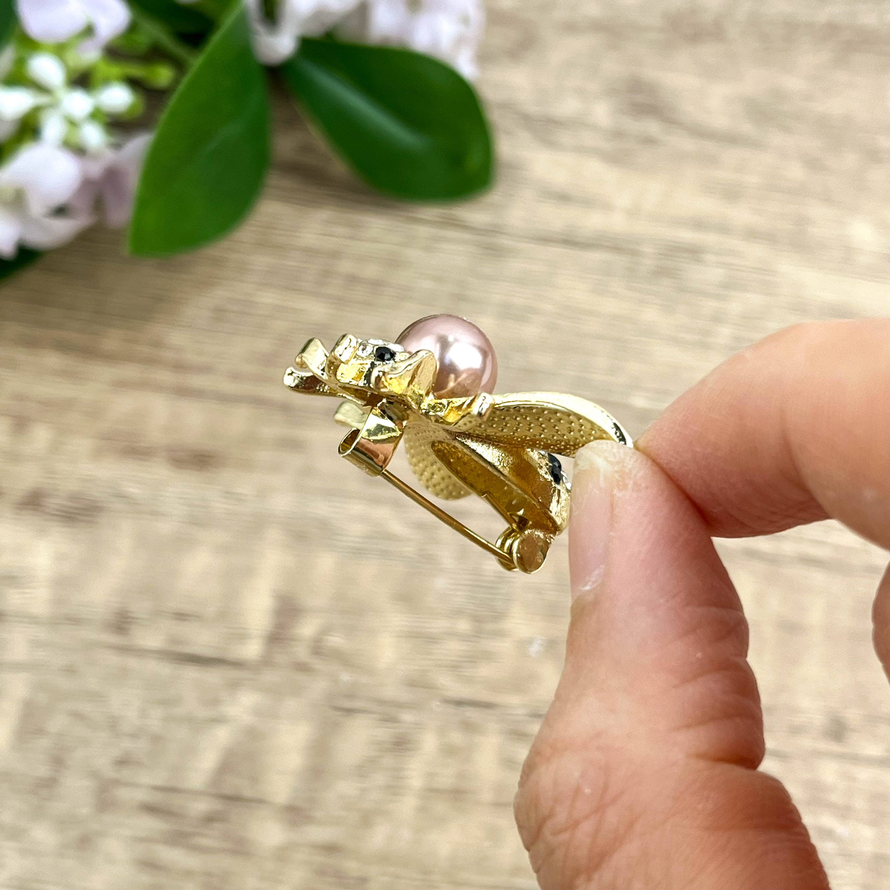 SoapElenGlen - Elegant Rhinestone Bee Brooch, Luxury Insect Lapel Pin