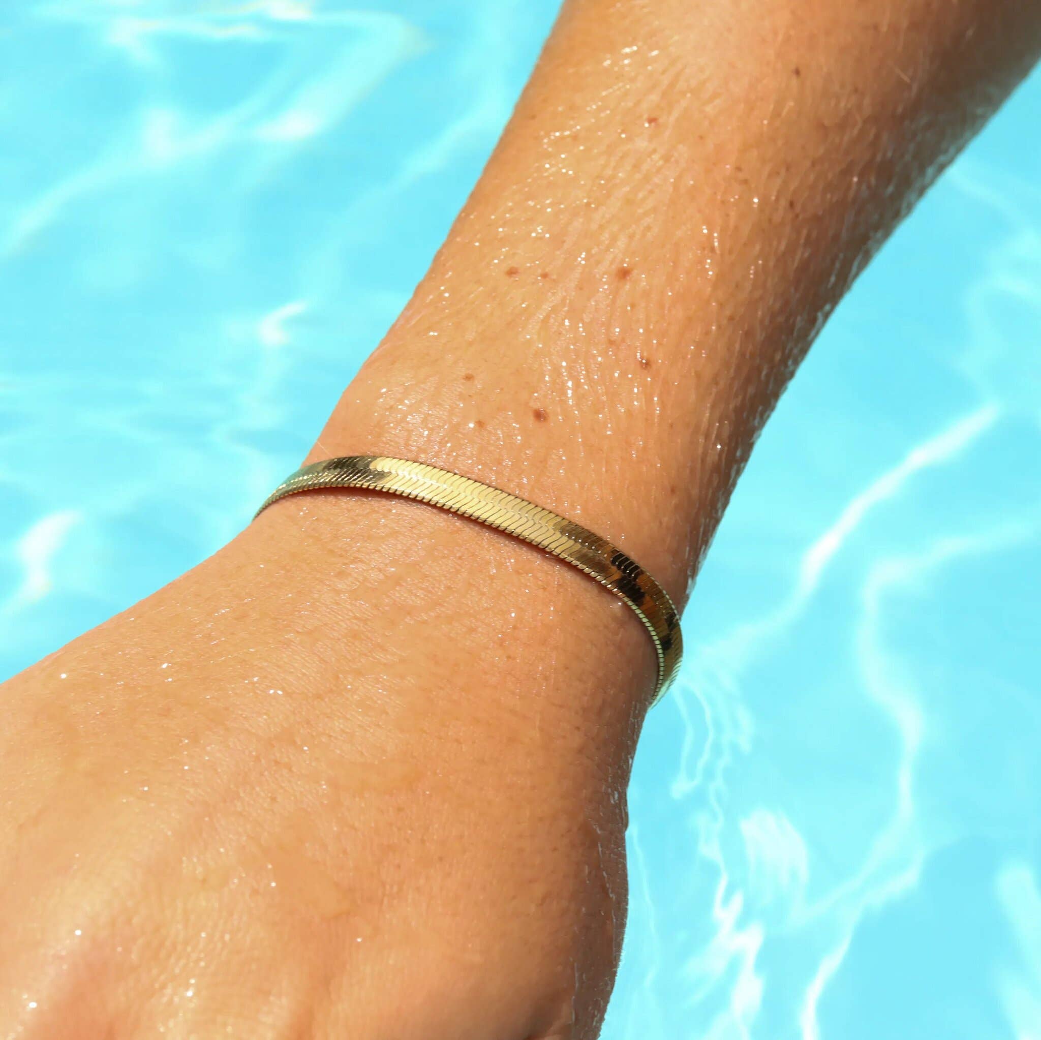 WJW - 18K Gold Herringbone Chain Bracelet