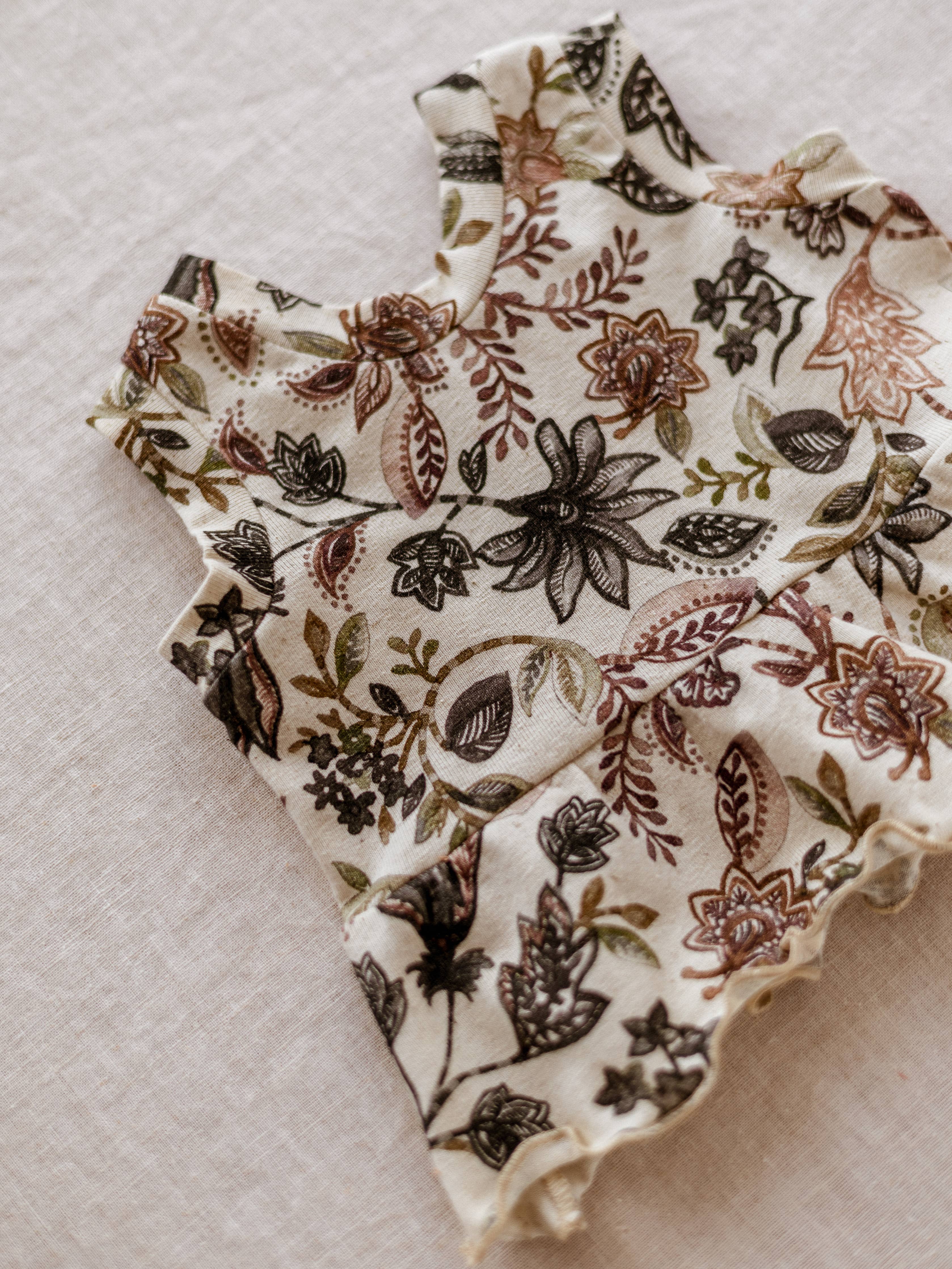 PETITE EvelinaApparel - Ruffle top / Linen Floral - Chocolate Mauve