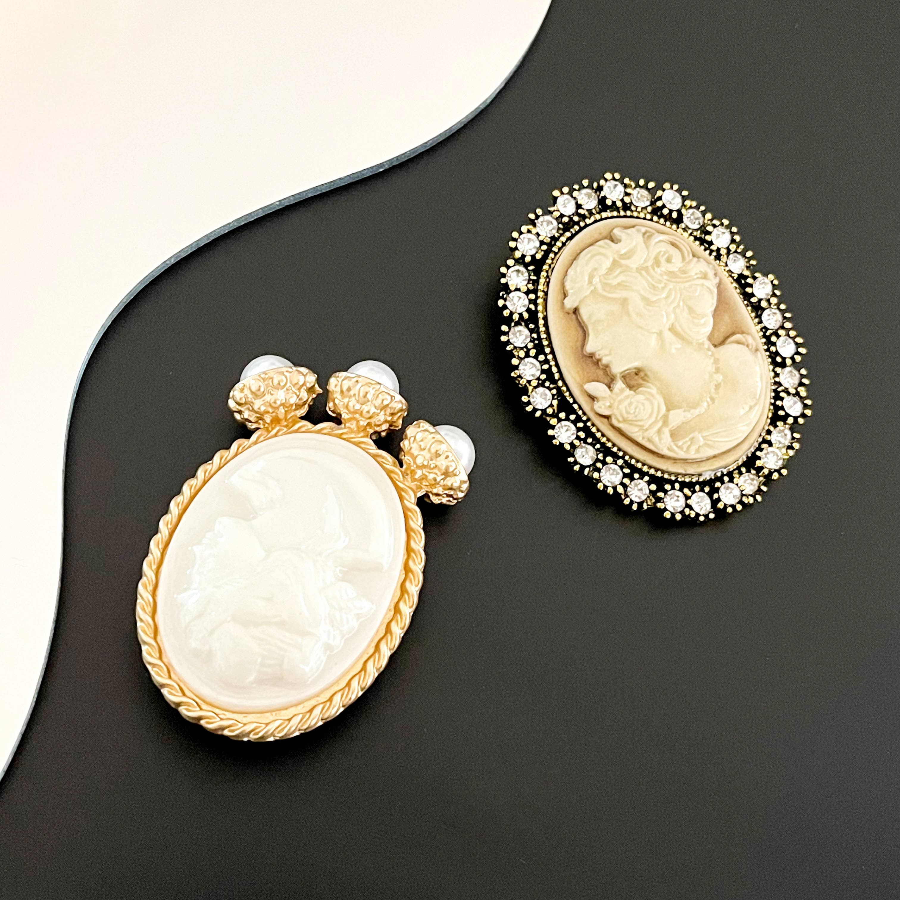SoapElenGlen - Vintage Portrait Oval Metal Brooch, Classic Cameo-Style Pin