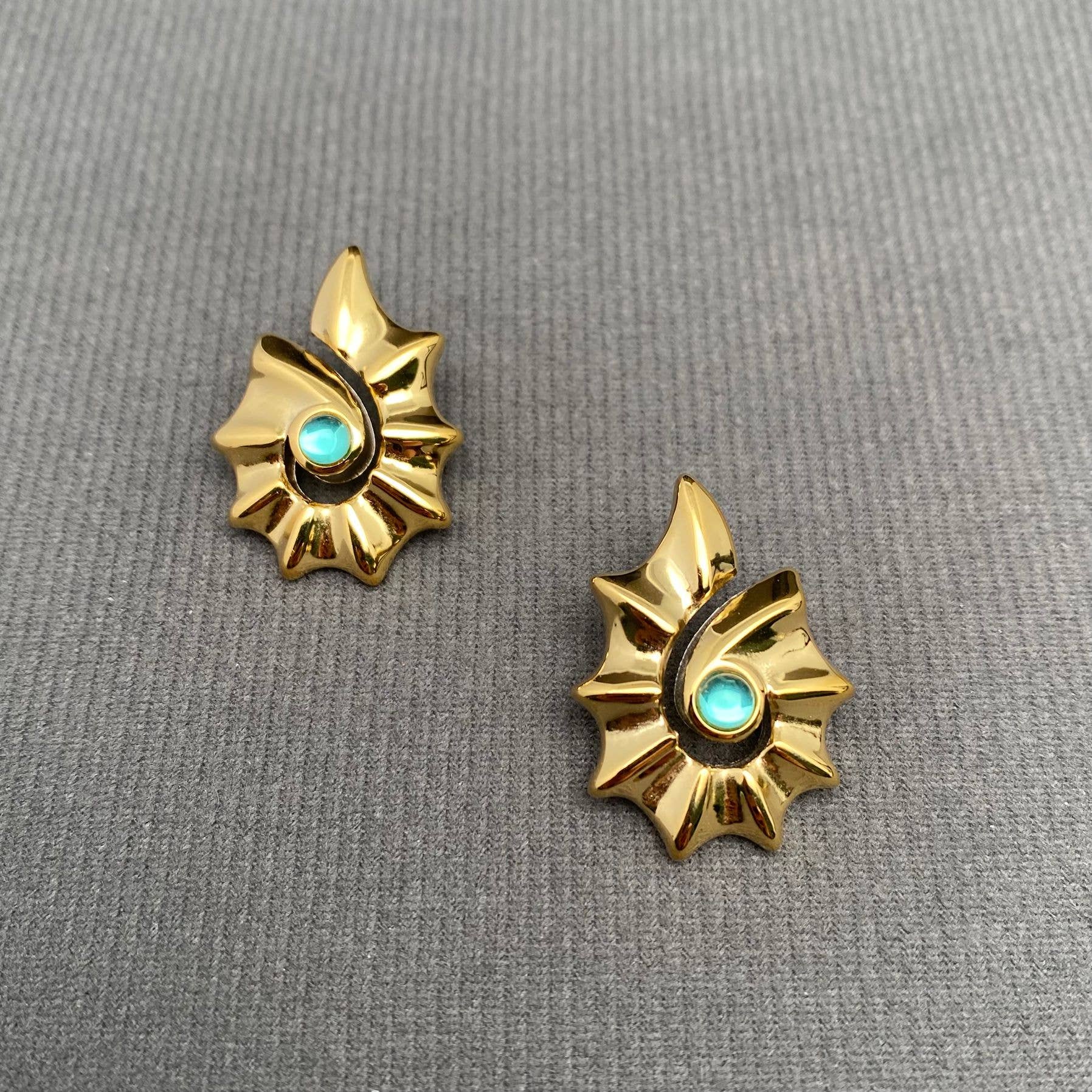 Mio Queena - Glass Inlaid Conch 18K Gold Plated S.Steel Earrings