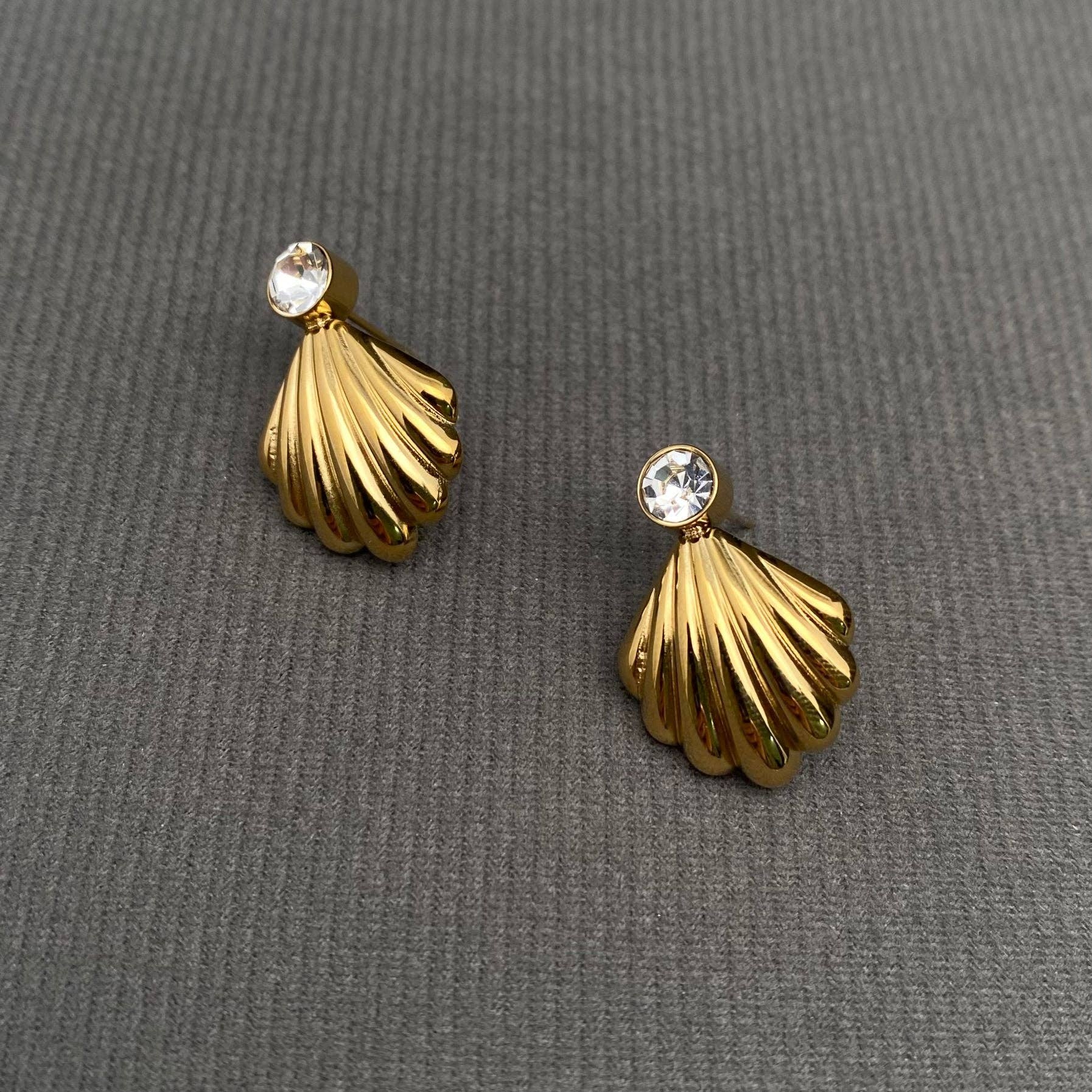 Mio Queena - Zircon Inlaid Scallop 18K Gold Plated S.Steel Earrings - FGS