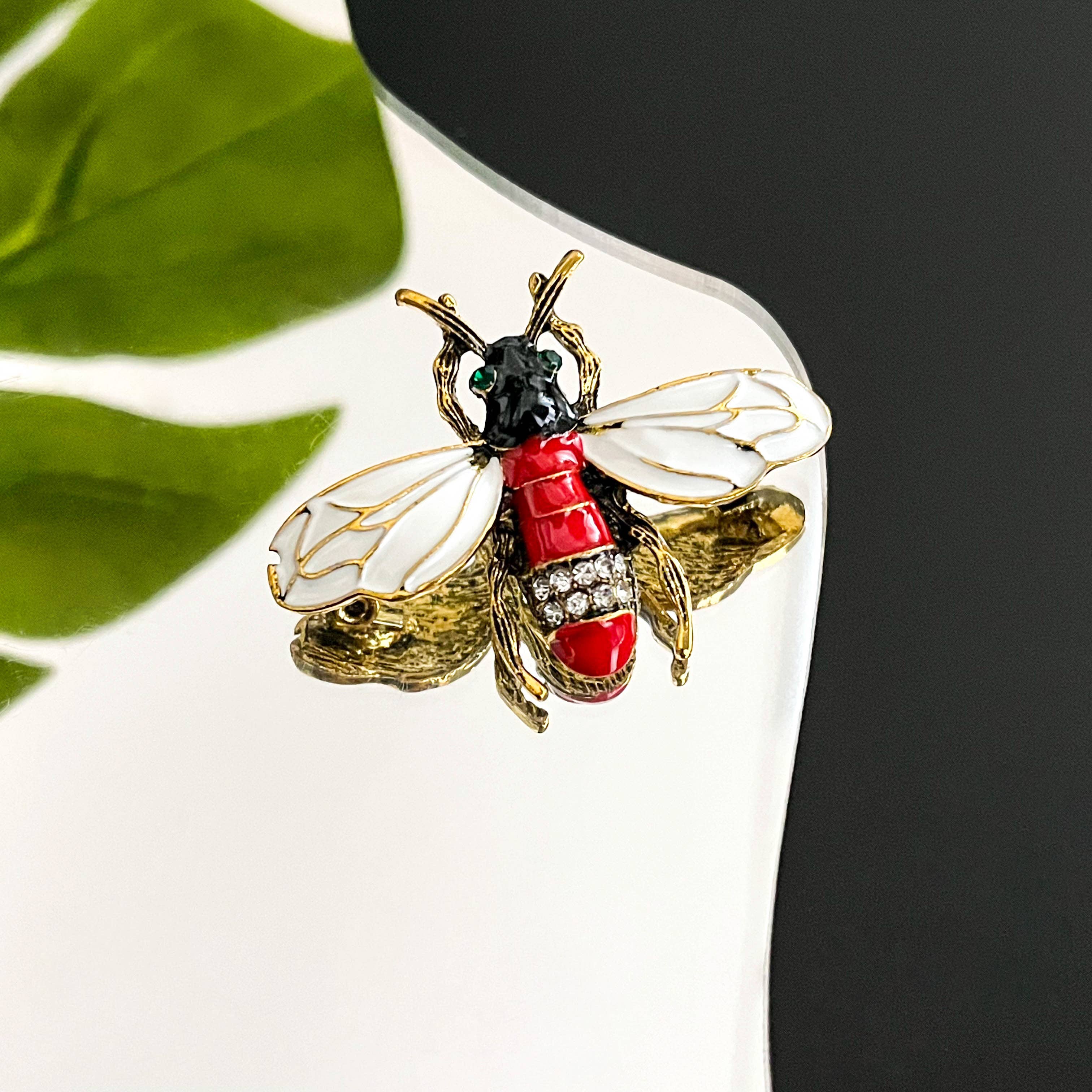 SoapElenGlen - Elegant Rhinestone Bee Brooch, Luxury Insect Lapel Pin