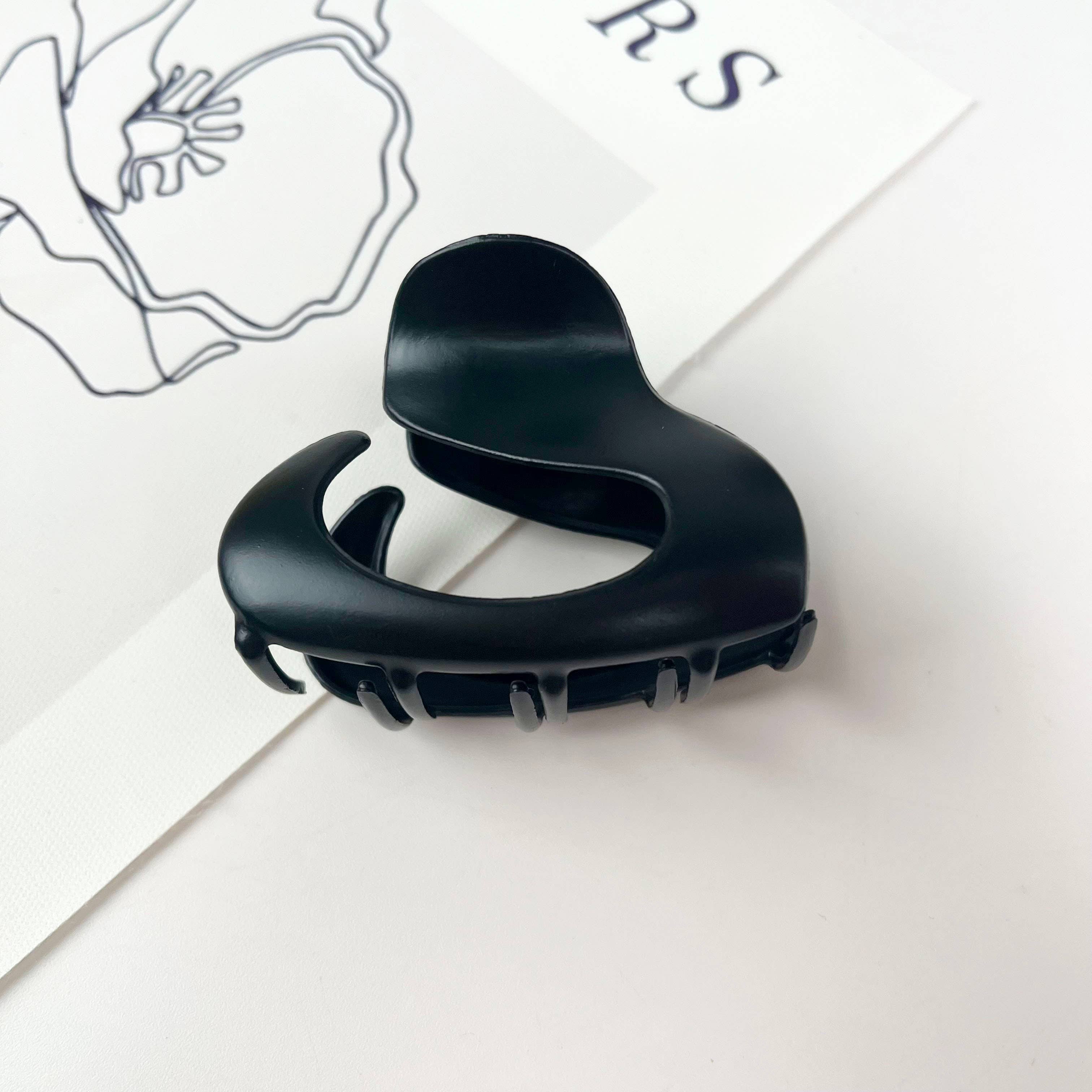 SoapElenGlen - Hollow irregular claw clip triangle metal big hair clip