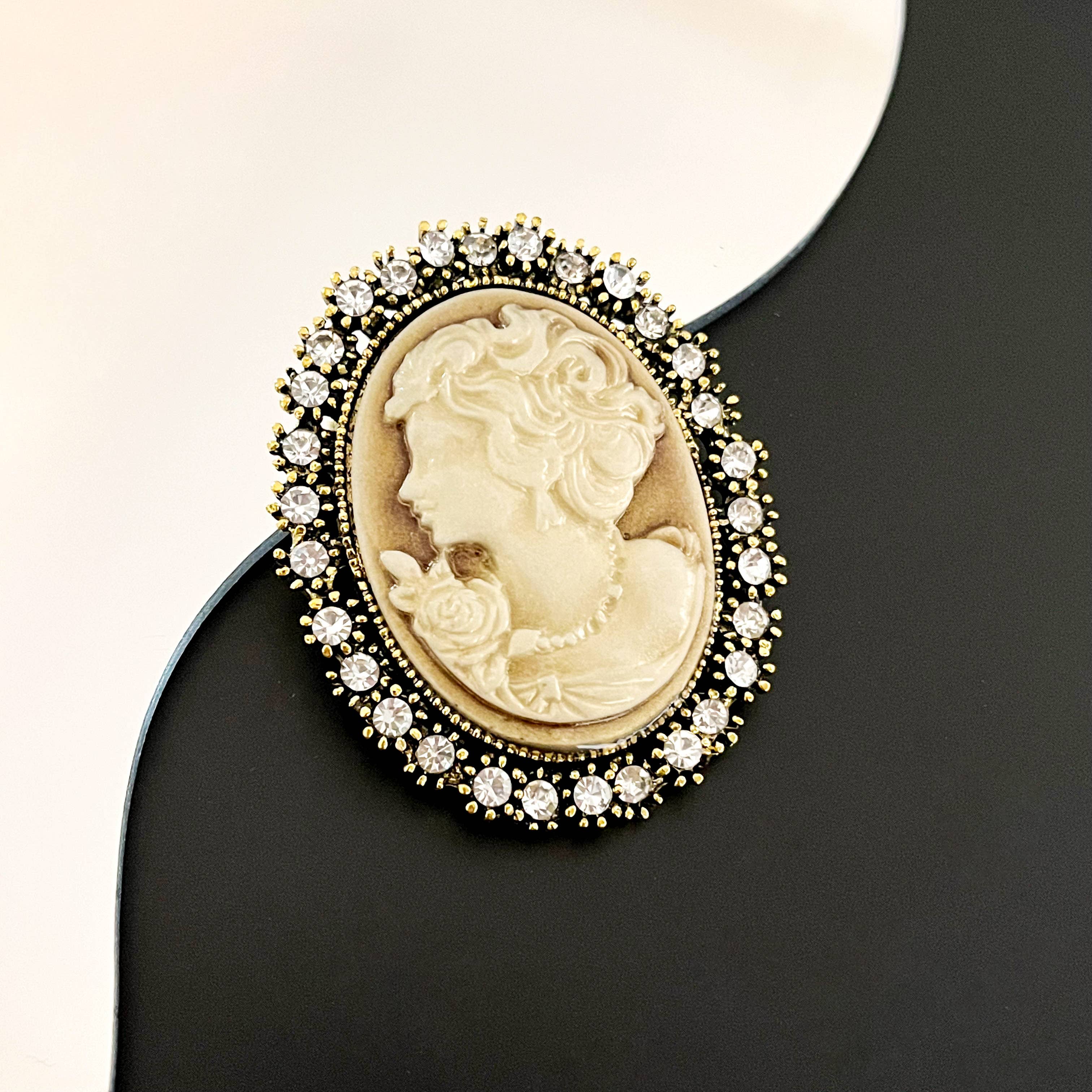 SoapElenGlen - Vintage Portrait Oval Metal Brooch, Classic Cameo-Style Pin