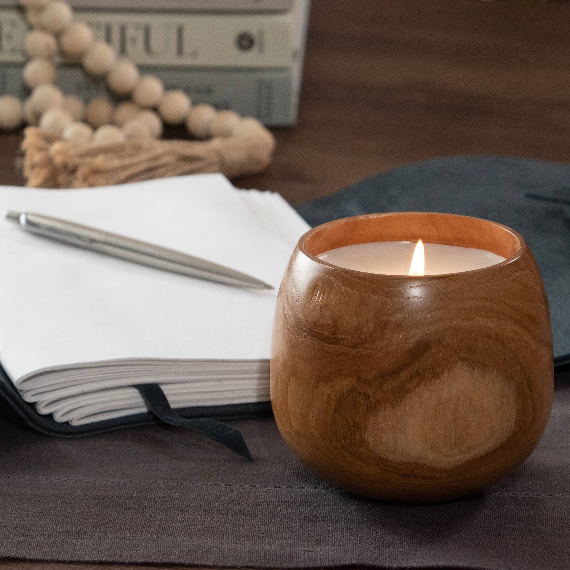 Andaluca teakwood candle