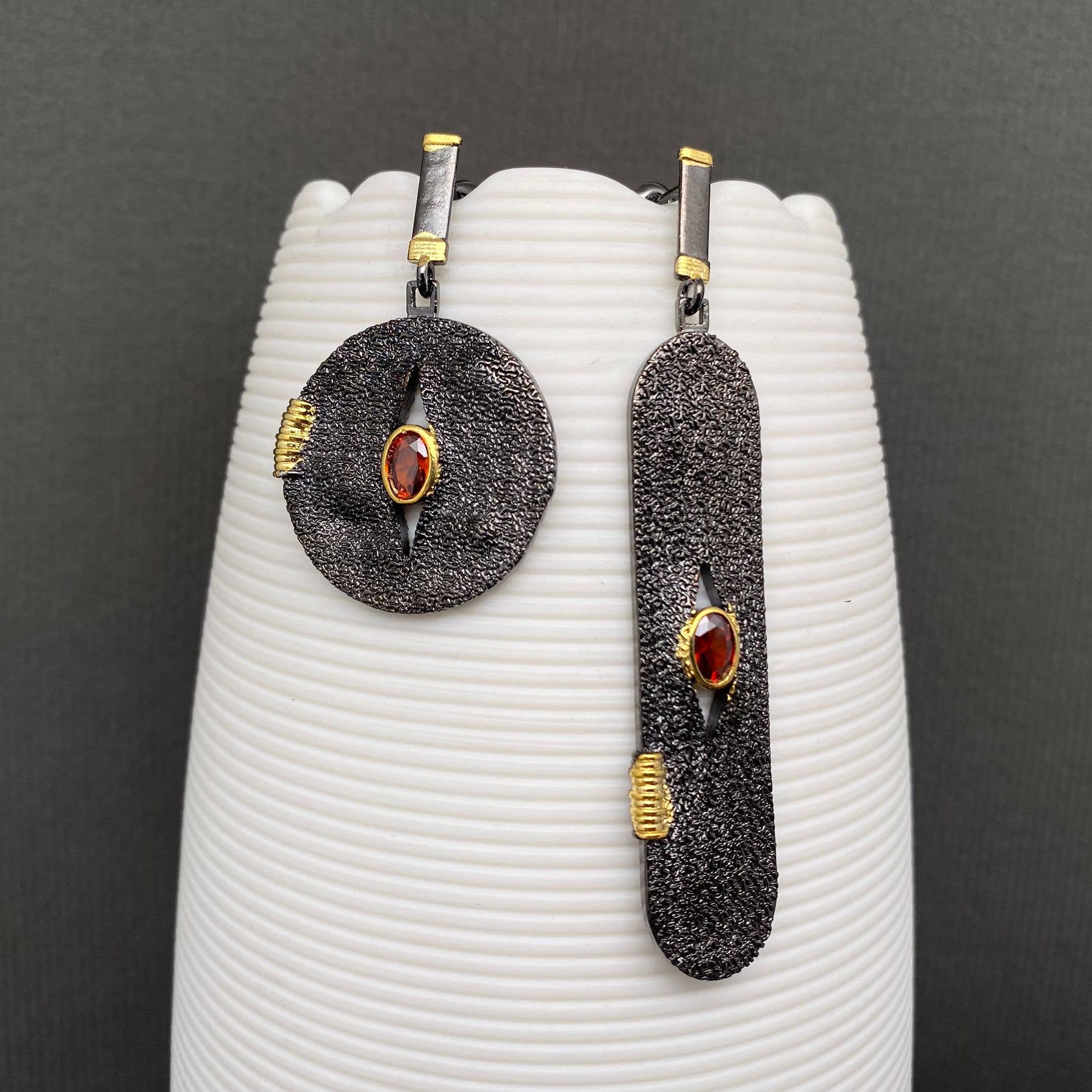 Mio Queena - Zircon Inlaid Asymmetric Black Geometric Earrings