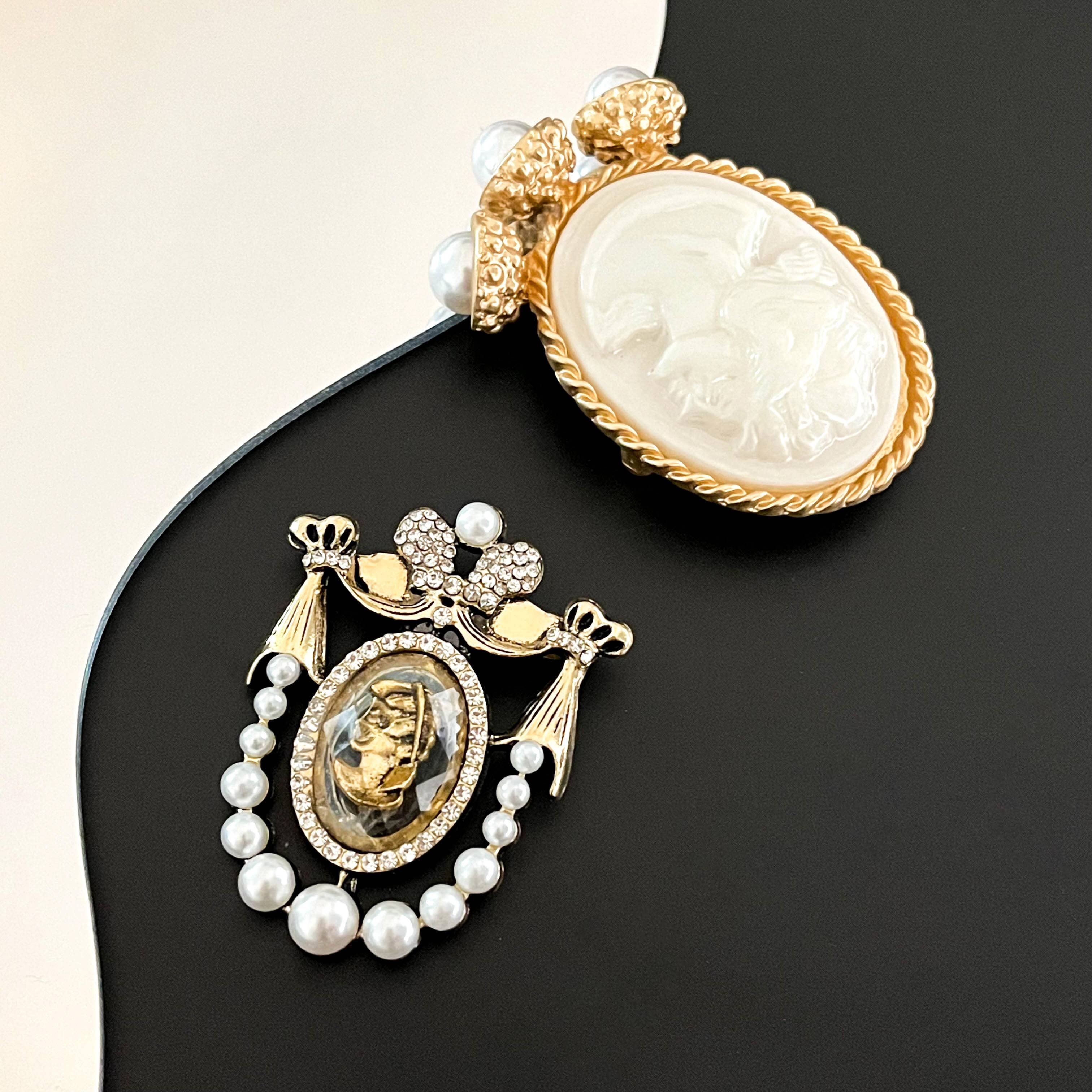 SoapElenGlen - Vintage Portrait Oval Metal Brooch, Classic Cameo-Style Pin