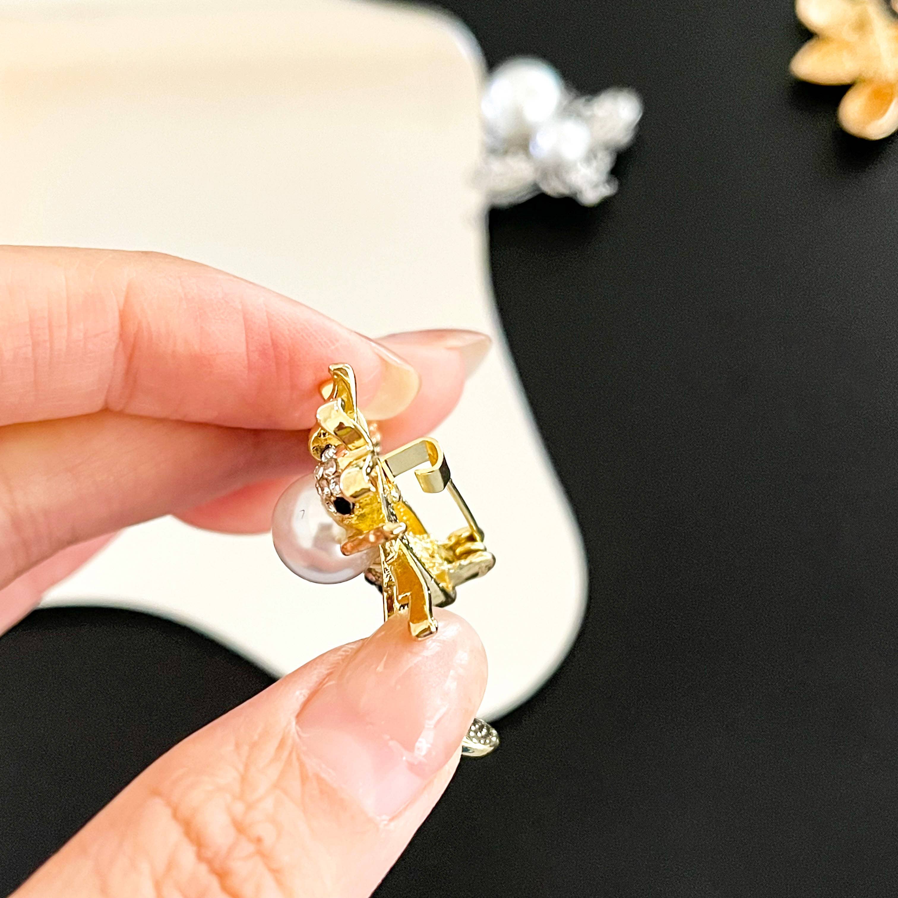 SoapElenGlen - Elegant Rhinestone Bee Brooch, Luxury Insect Lapel Pin