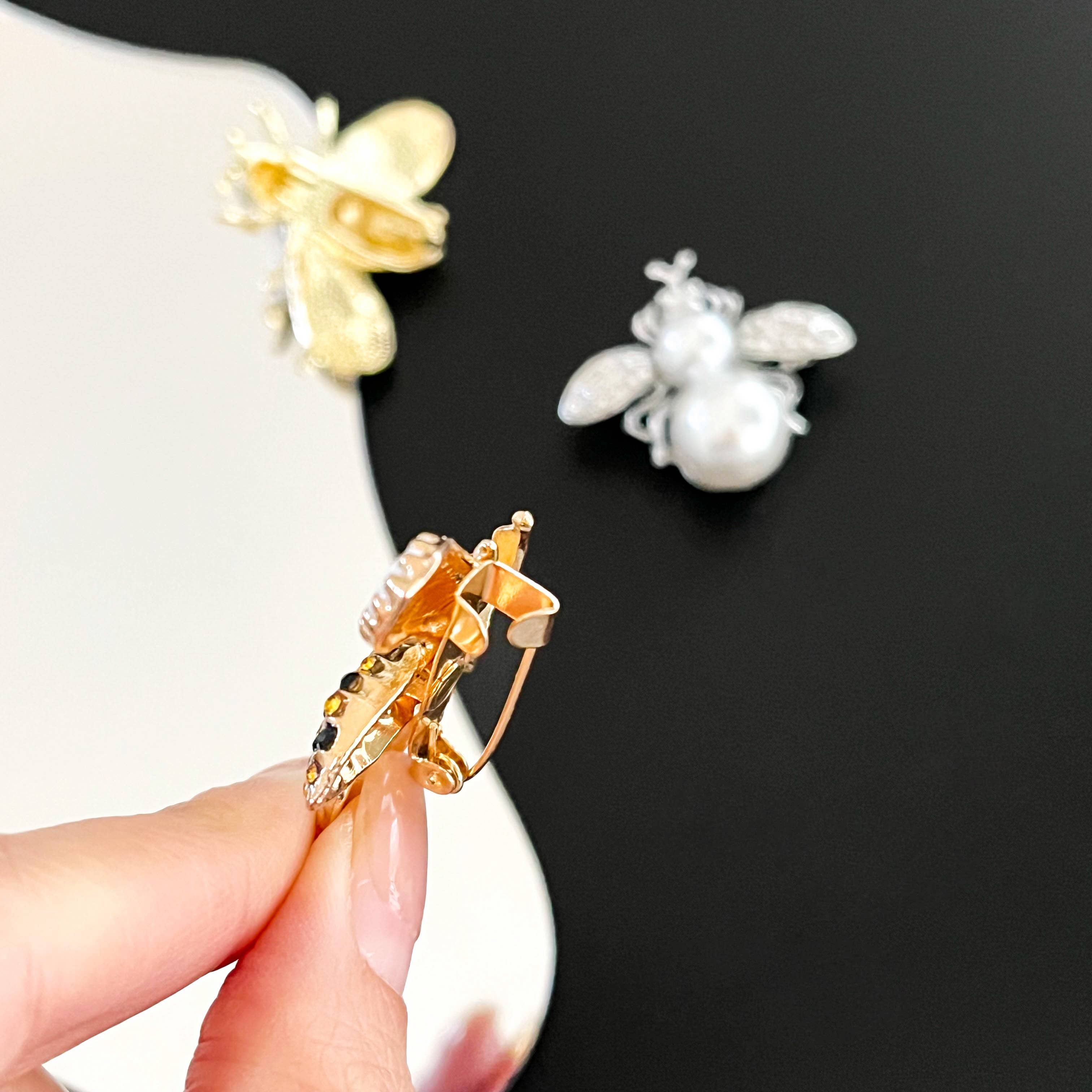 SoapElenGlen - Elegant Rhinestone Bee Brooch, Luxury Insect Lapel Pin