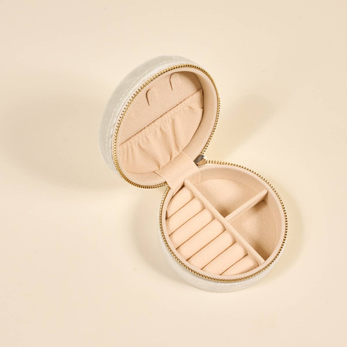 The Darling Effect - Round Velvet Jewelry Case–Bride