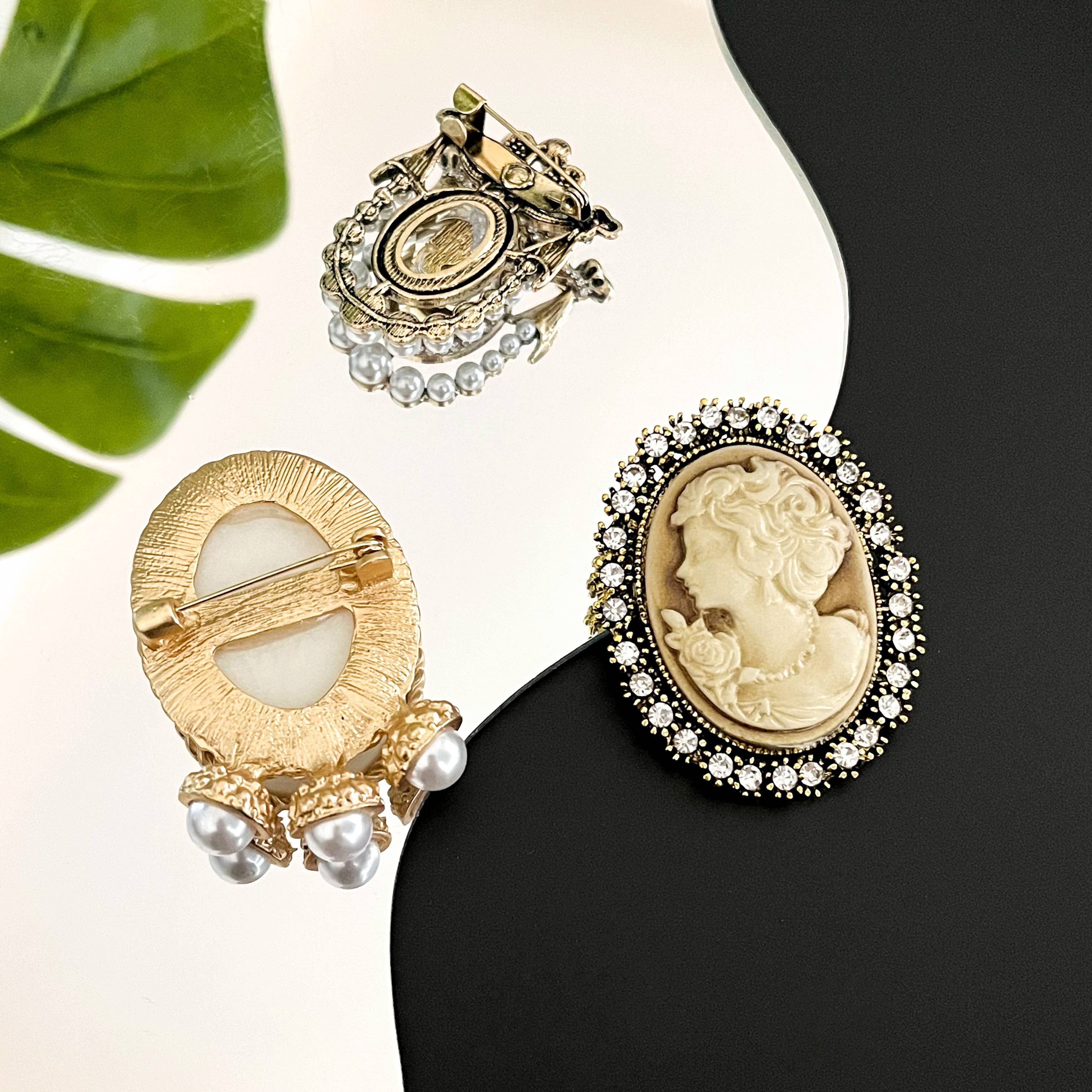 SoapElenGlen - Vintage Portrait Oval Metal Brooch, Classic Cameo-Style Pin